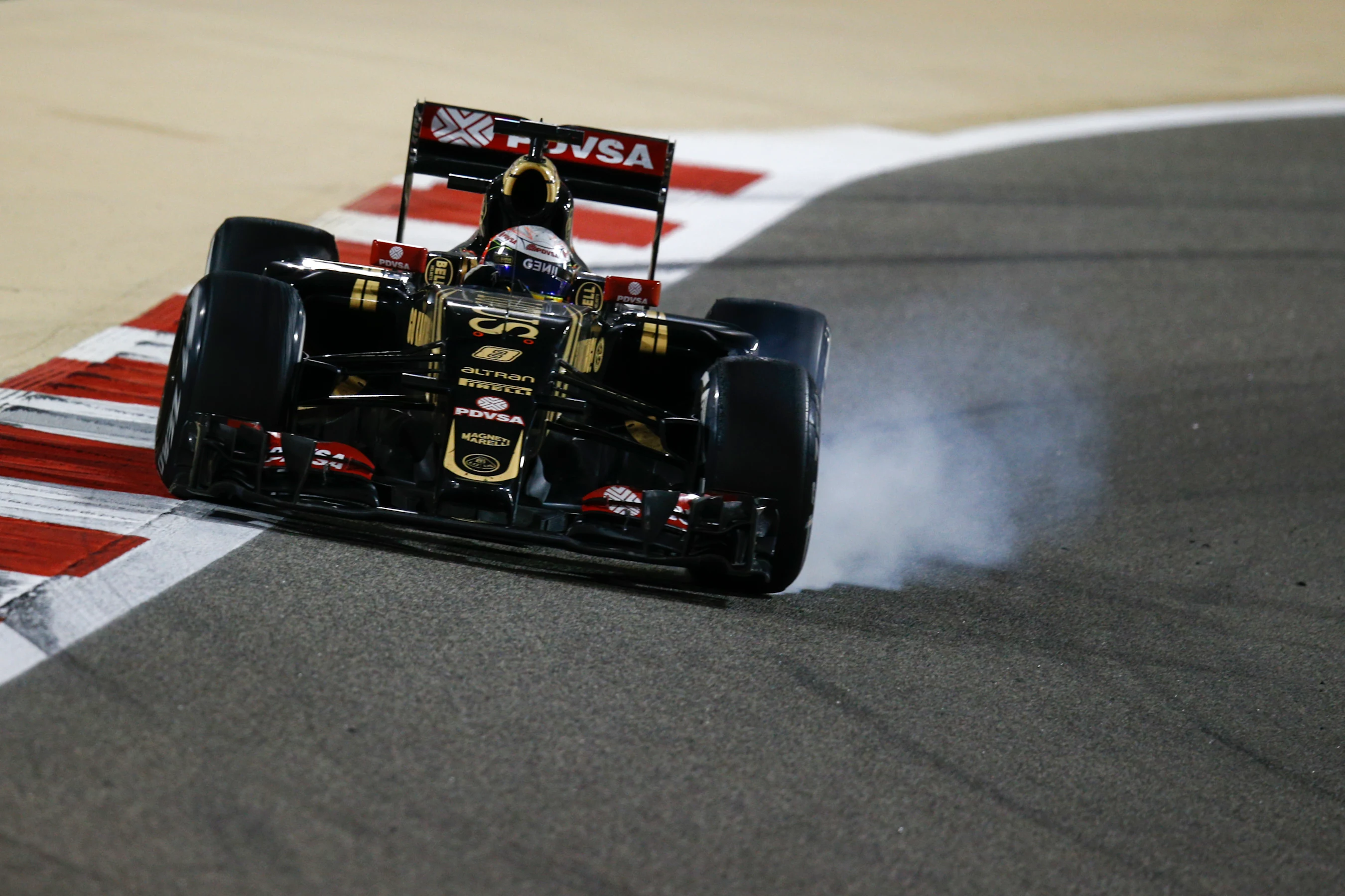 Romain Grosjean (FRA) Lotus E23 Hybrid locks up at Formula One World Championship, Rd4, Bahrain