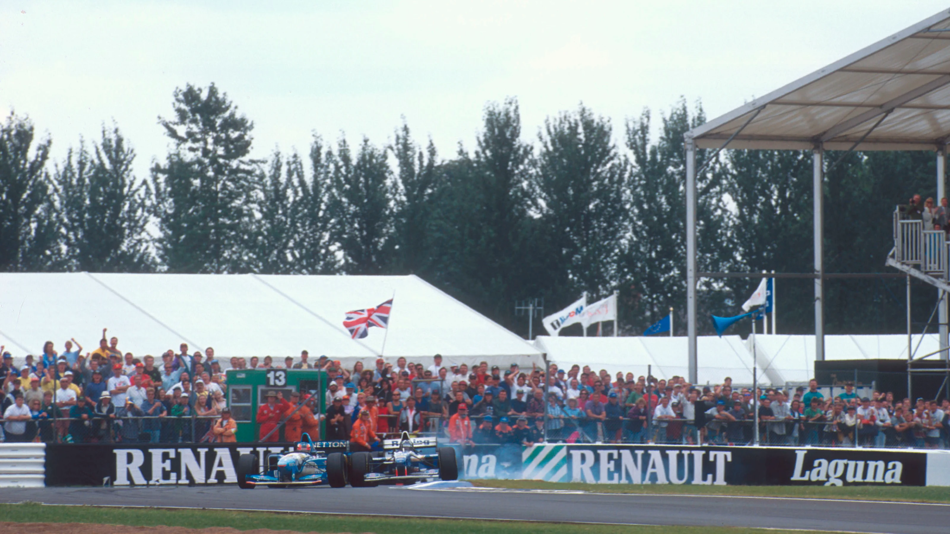 Silverstone, England. 14-16 July 1995. Damon Hill (Williams FW17 Renault) and Michael  Schumacher