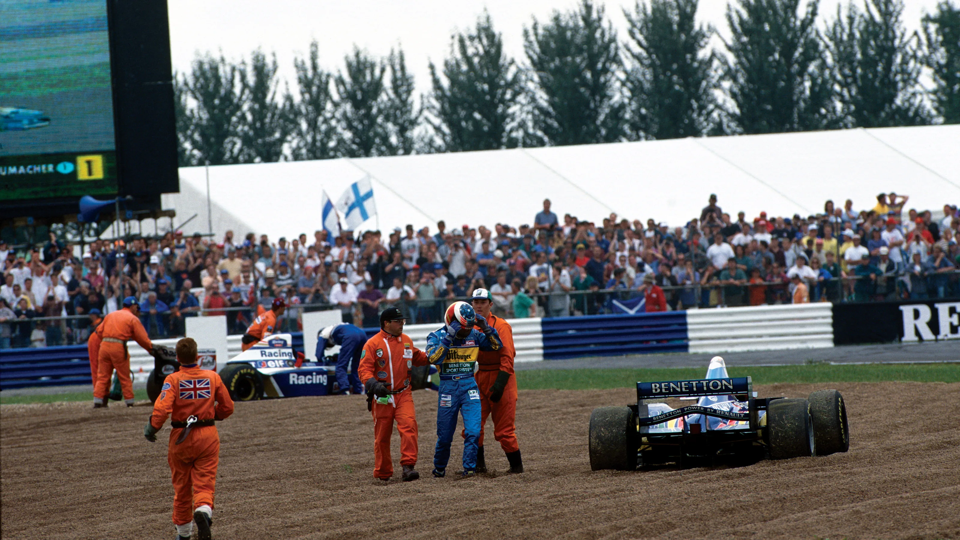 Silverstone, England. 14-16 July 1995. Damon Hill (Williams FW17 Renault) and Michael  Schumacher