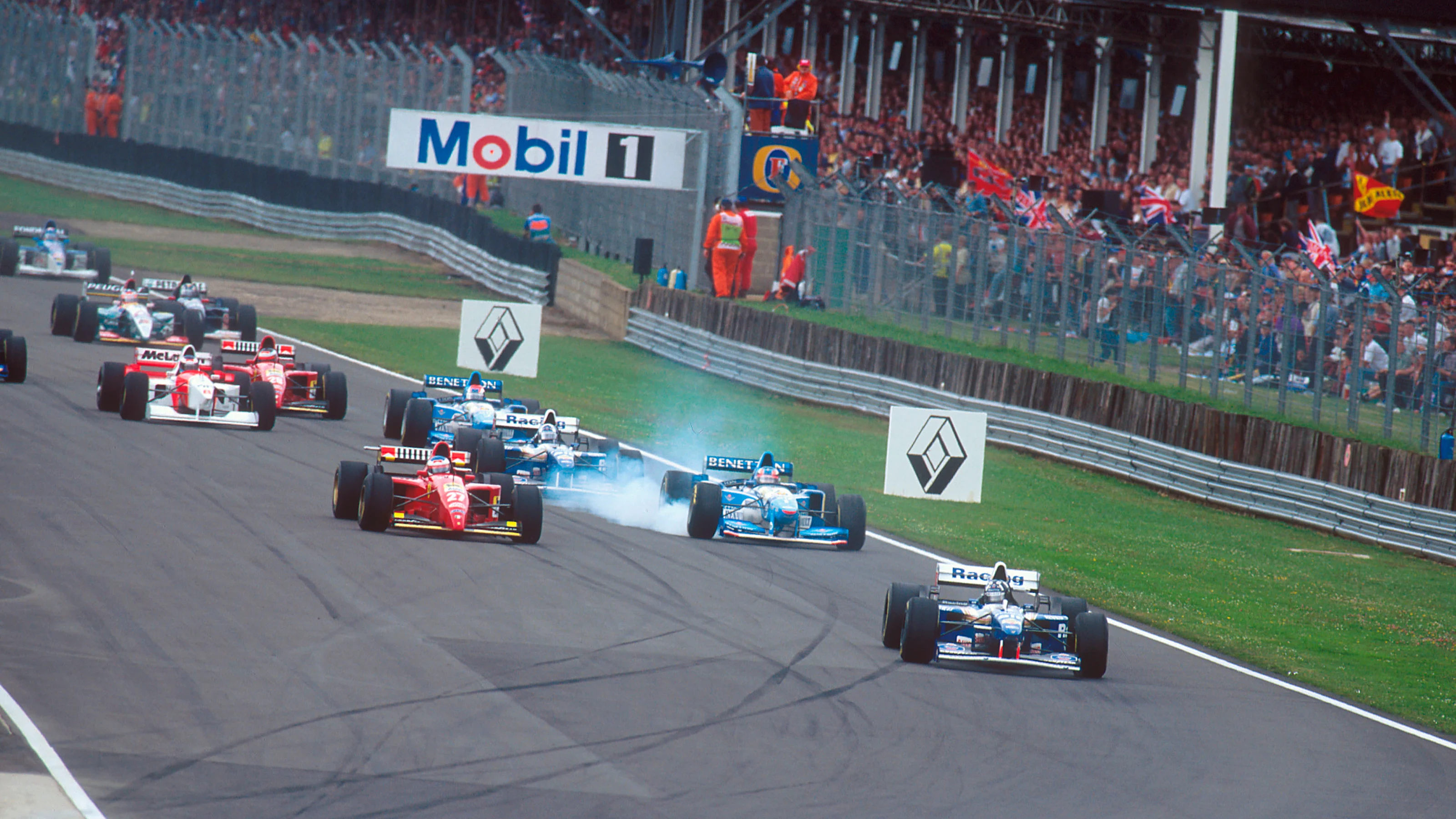 Silverstone, England. 14-16 July 1995. Damon Hill (Williams FW17 Renault) leads Jean Alesi