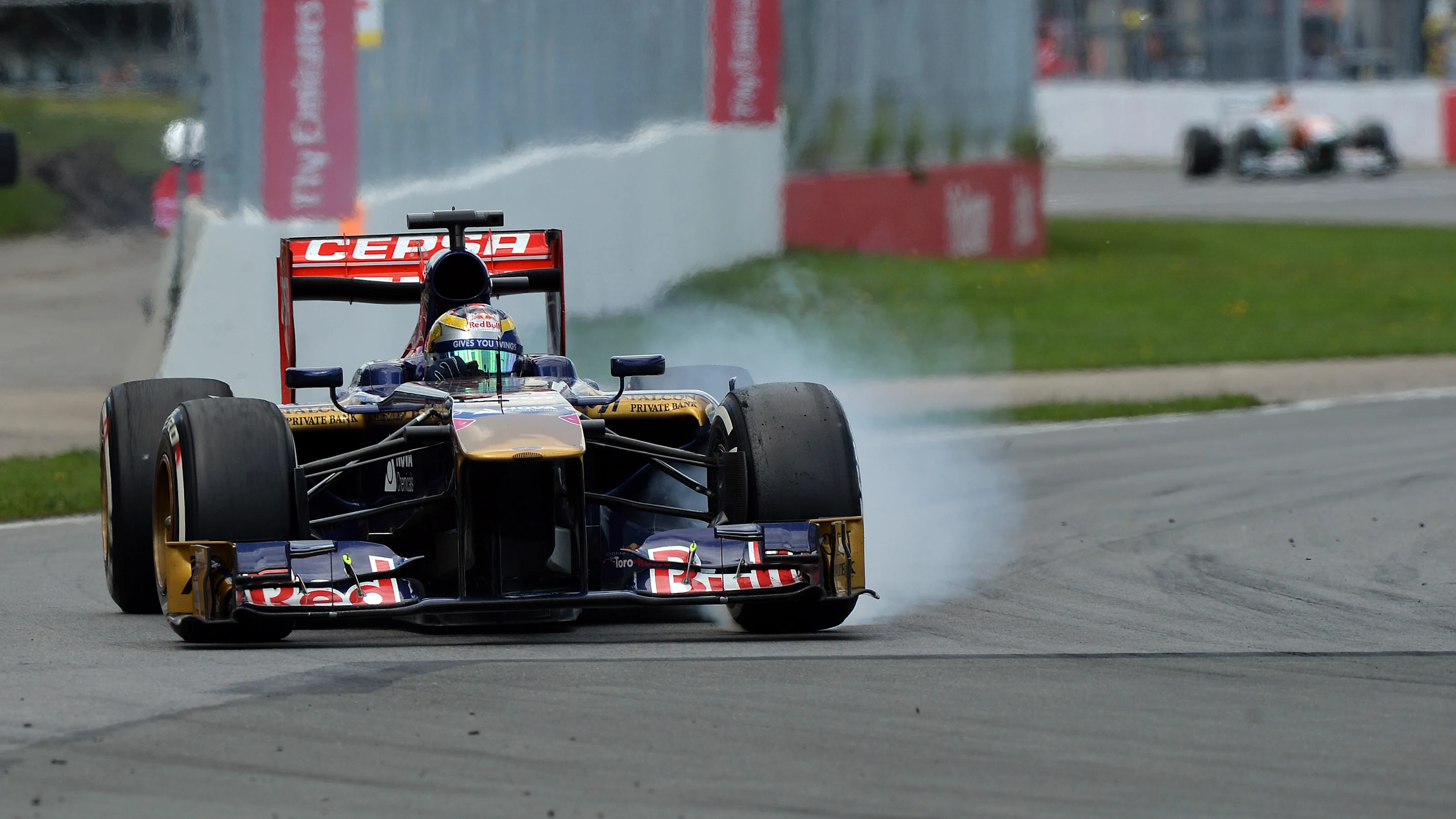 Jean-Eric Vergne (FRA) Scuderia Toro Rosso STR8 locks up. Formula One World Championship, Rd7,