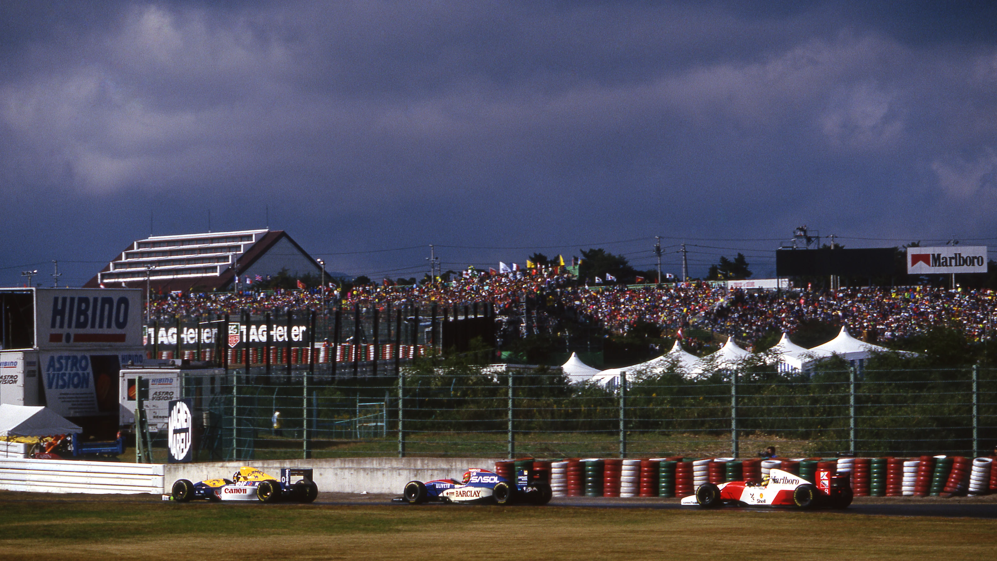 Damon Hill (GBR) Williams Renault FW15 leads Eddie Irvine (GBR) Jordan Hart J193 and Ayrton Senna