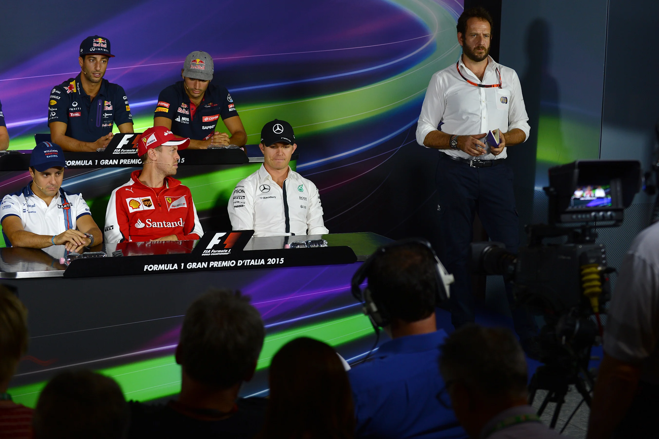 Daniel Ricciardo (AUS) Red Bull Racing, Carlos Sainz jr (ESP) Scuderia Toro Rosso, Felipe Massa