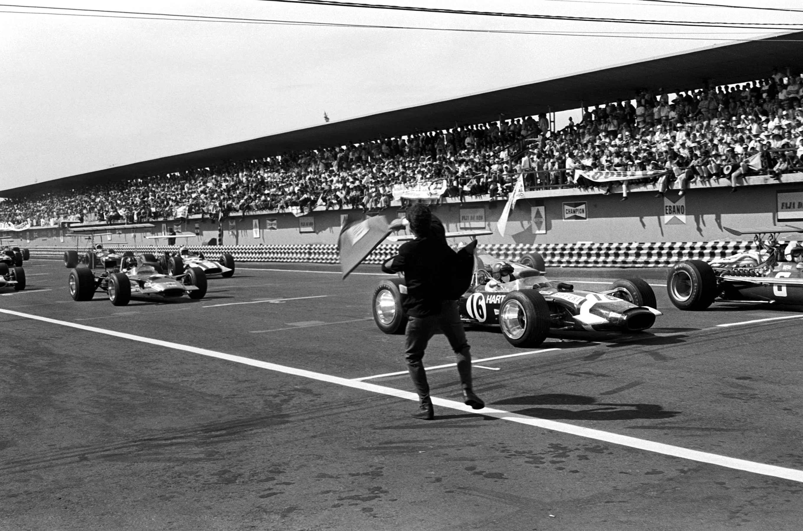 The flag man gets the race underway, led from pole position by Jo Siffert (SUI) Rob Walker Lotus