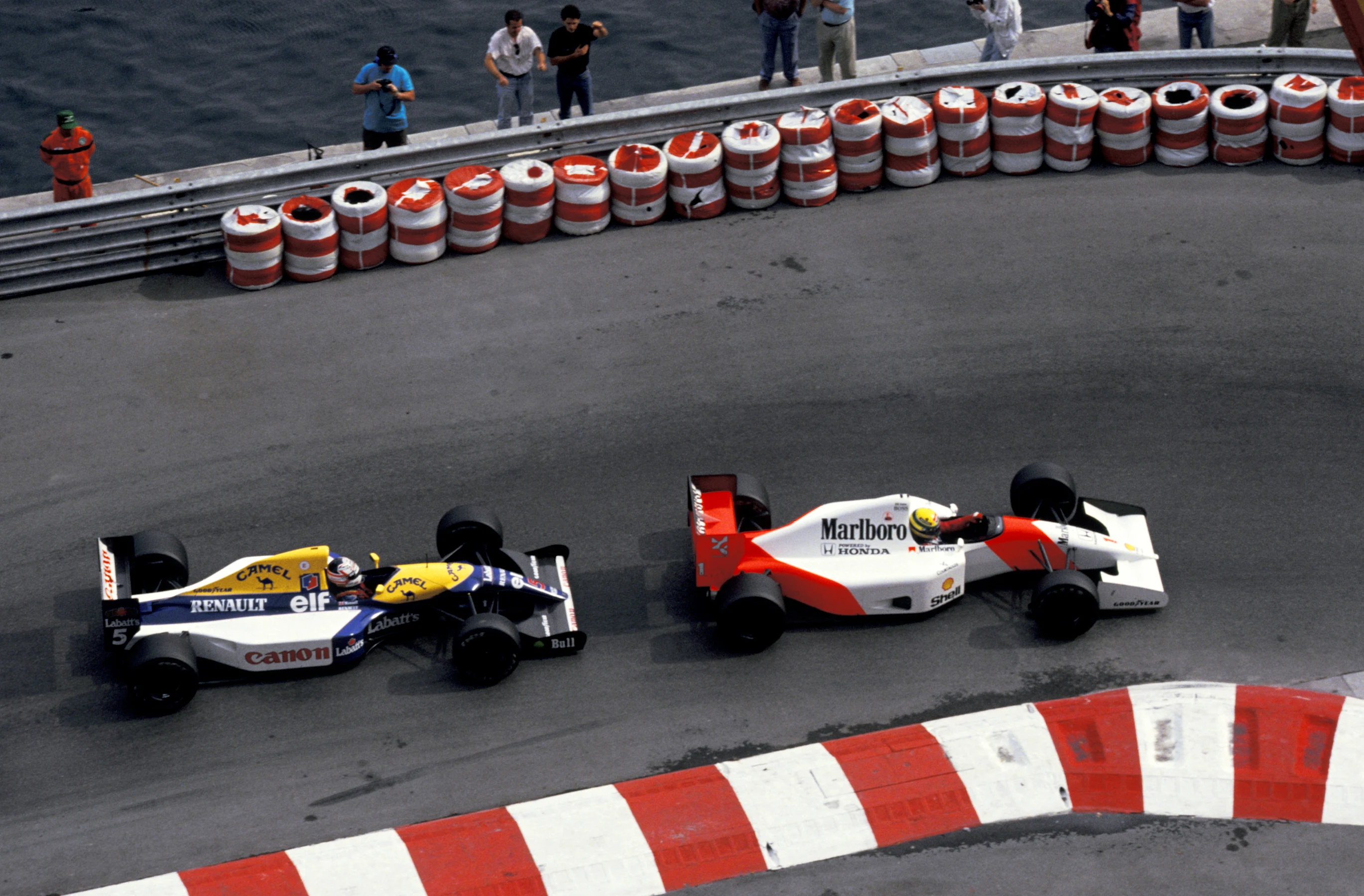 Ayrton Senna (BRA) McLaren MP4/7A manages to stay ahead of Nigel Mansell (GBR) Williams FW14B in a
