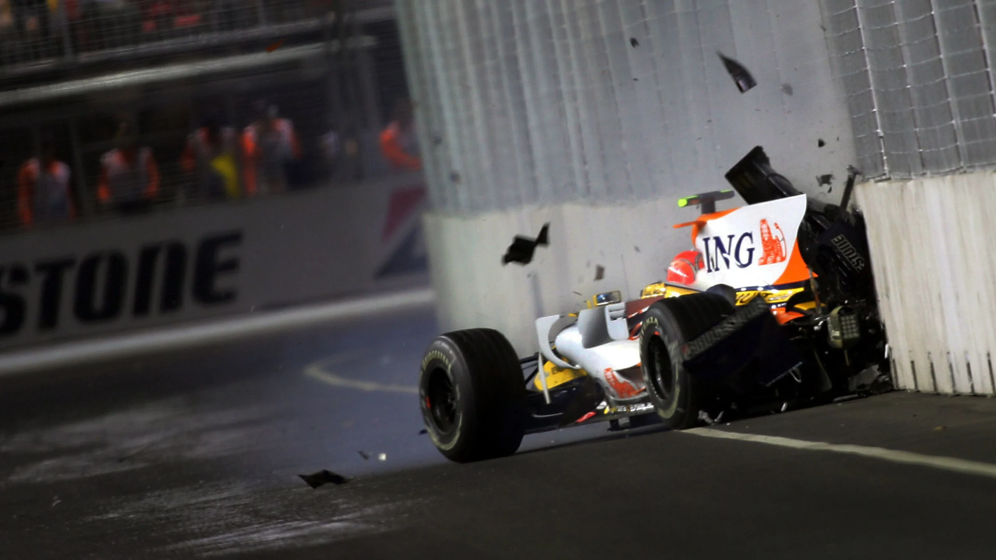 Nelson Piquet Jr. (BRA) Renault R28 crashes into the wall. Formula One World Championship, Rd 15,