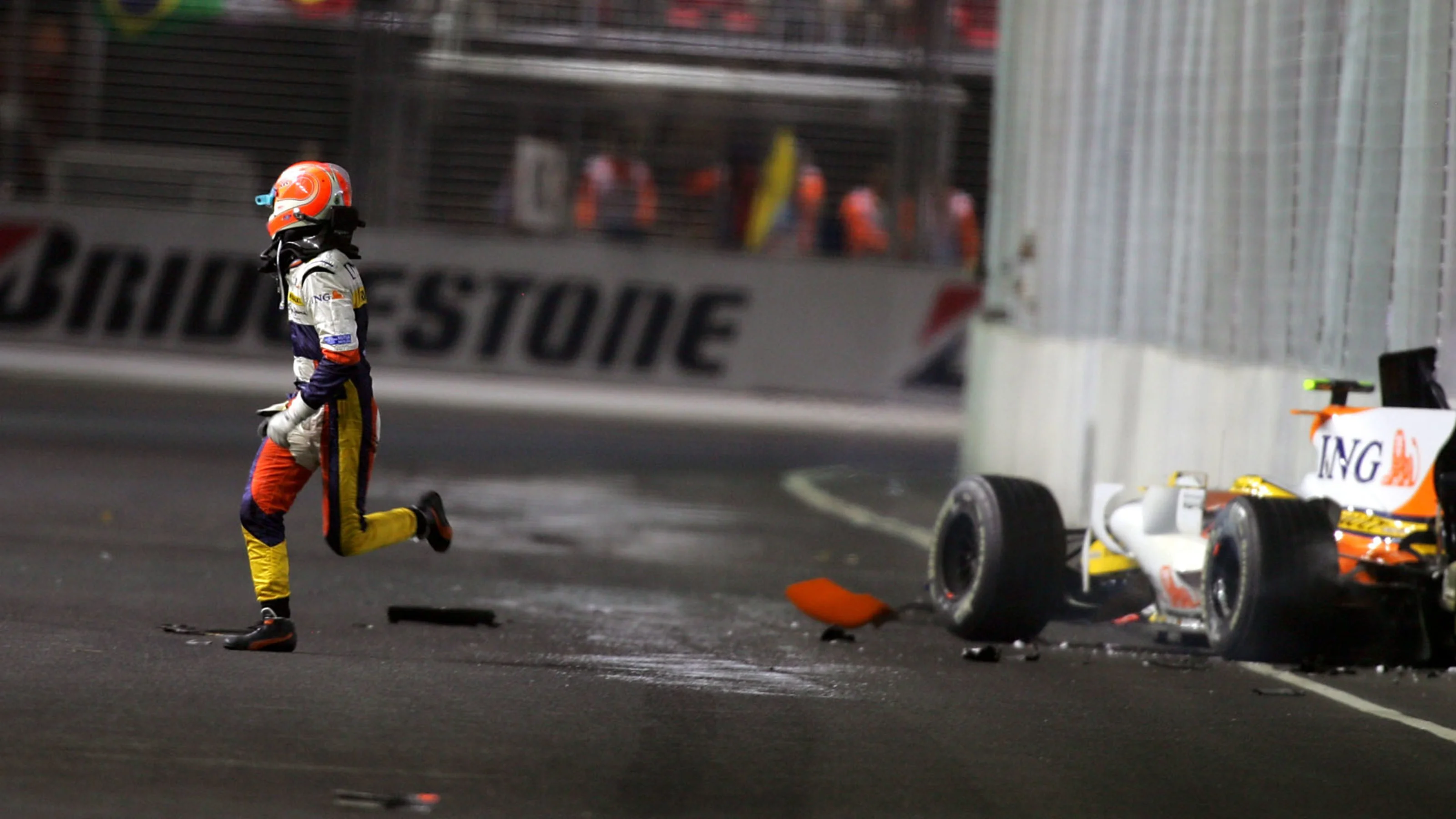 Nelson Piquet Jr. (BRA) Renault R28 crashes into the wall. Formula One World Championship, Rd 15,