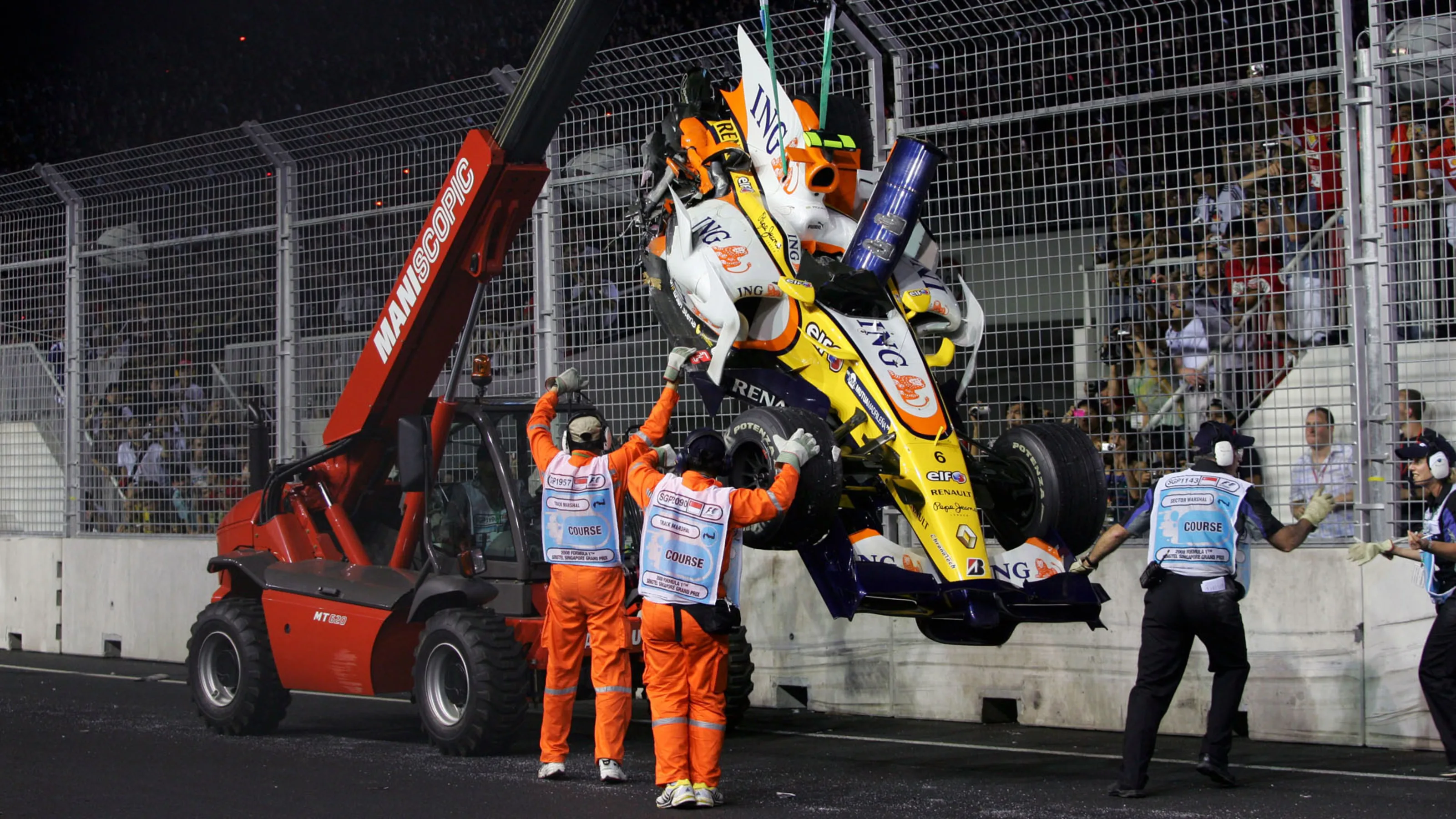 Nelson Piquet Jr. (BRA) Renault R28 crashes into the wall. Formula One World Championship, Rd