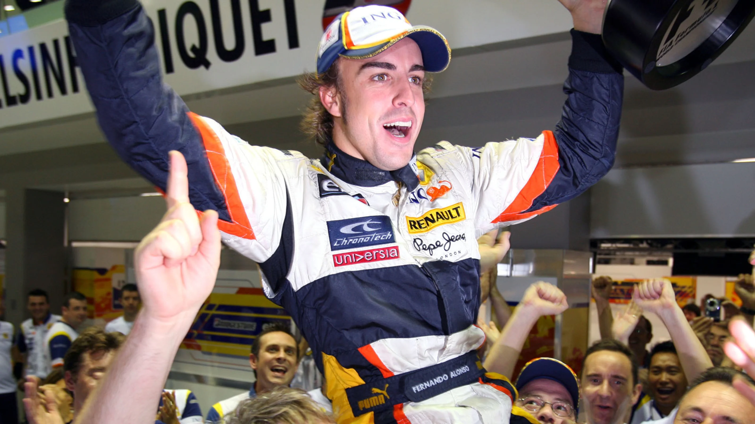 Fernando Alonso (ESP) Renault celebrates victory with the team. Formula One World Championship,