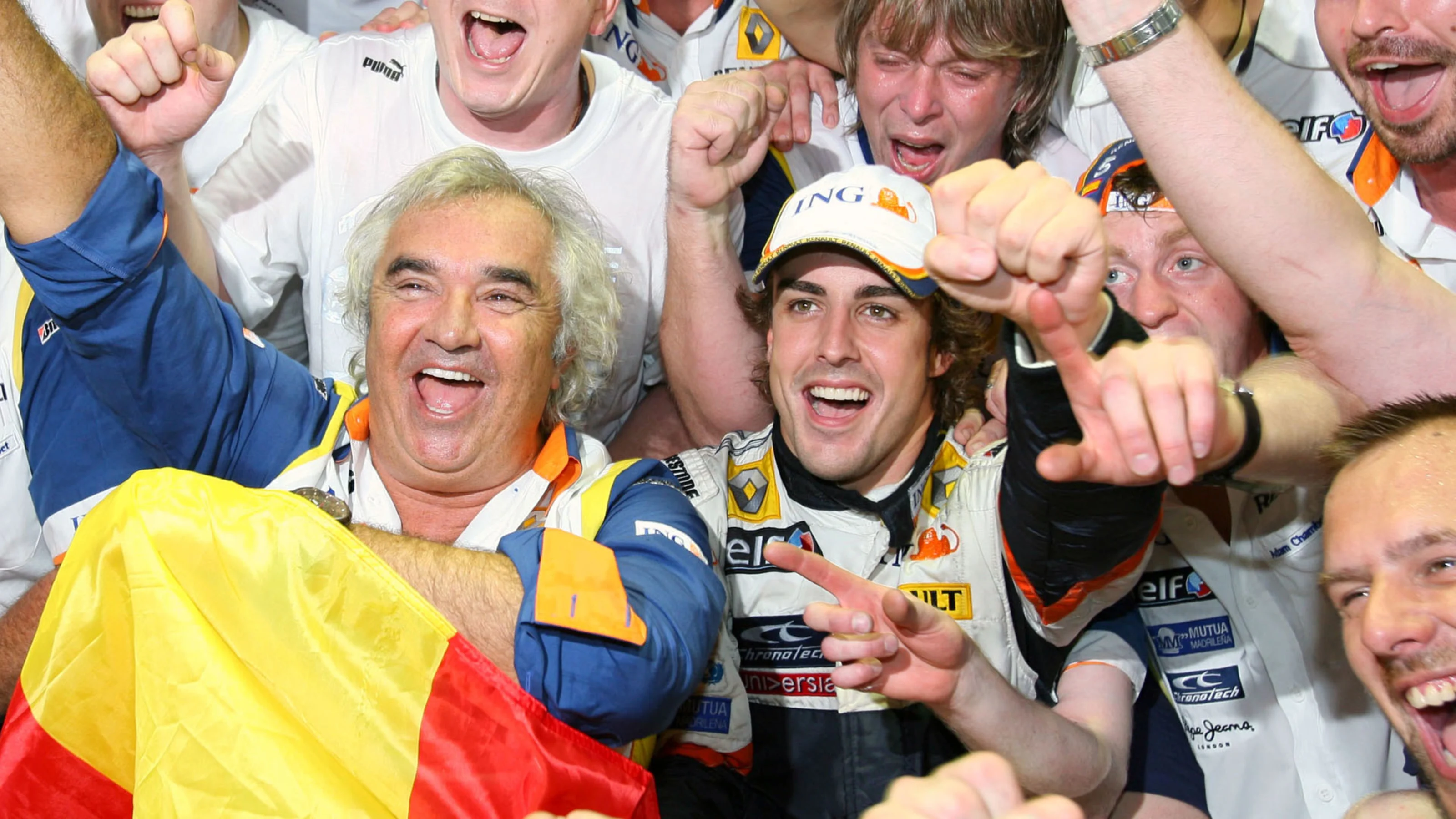 Fernando Alonso (ESP) Renault celebrates victory with Flavio Briatore (ITA) Renault Team Principal
