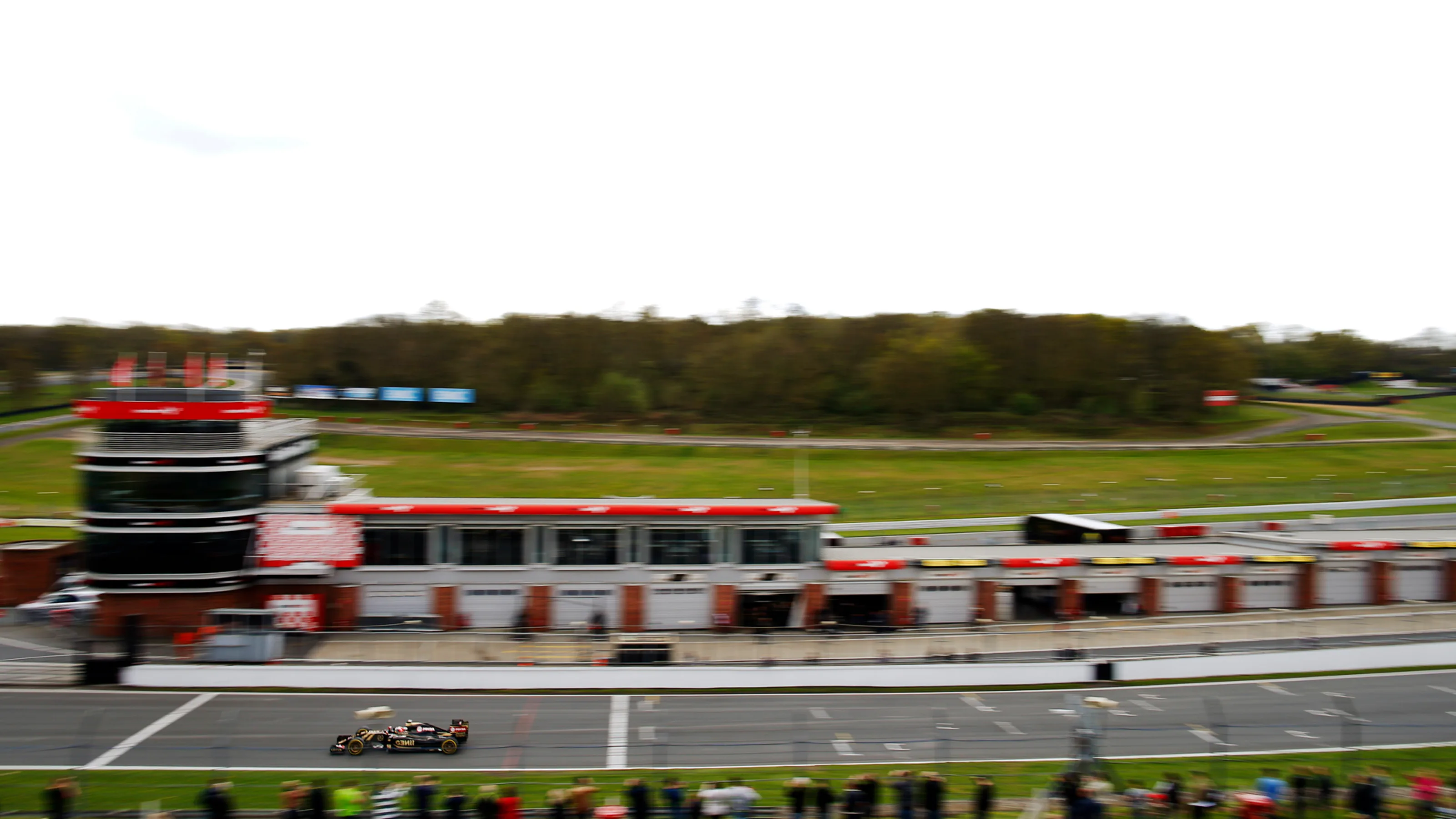 Brands Hatch, Kent, UK. Monday 27 April 2015. Romain Grosjean, Lotus E23 Mercedes passes the pits