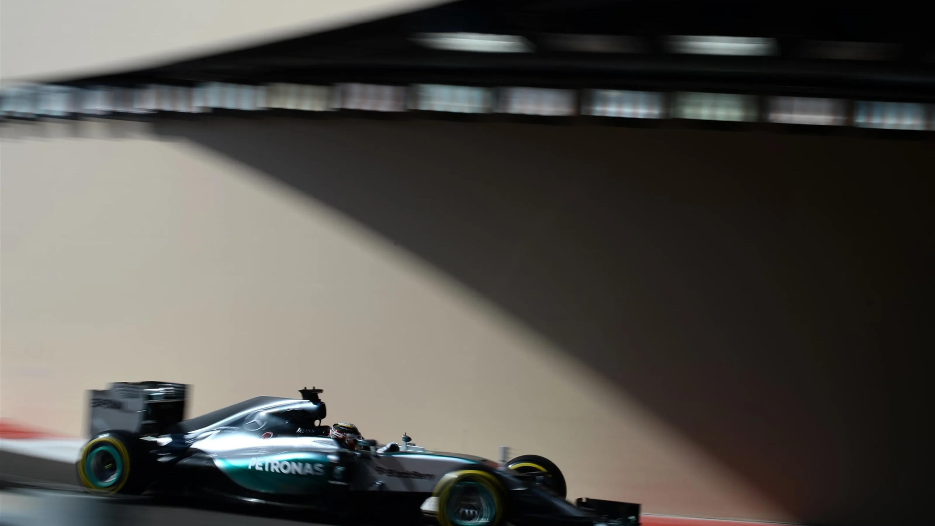 Lewis Hamilton (GBR) Mercedes AMG F1 W06 at Formula One World Championship, Rd19, Abu Dhabi Grand
