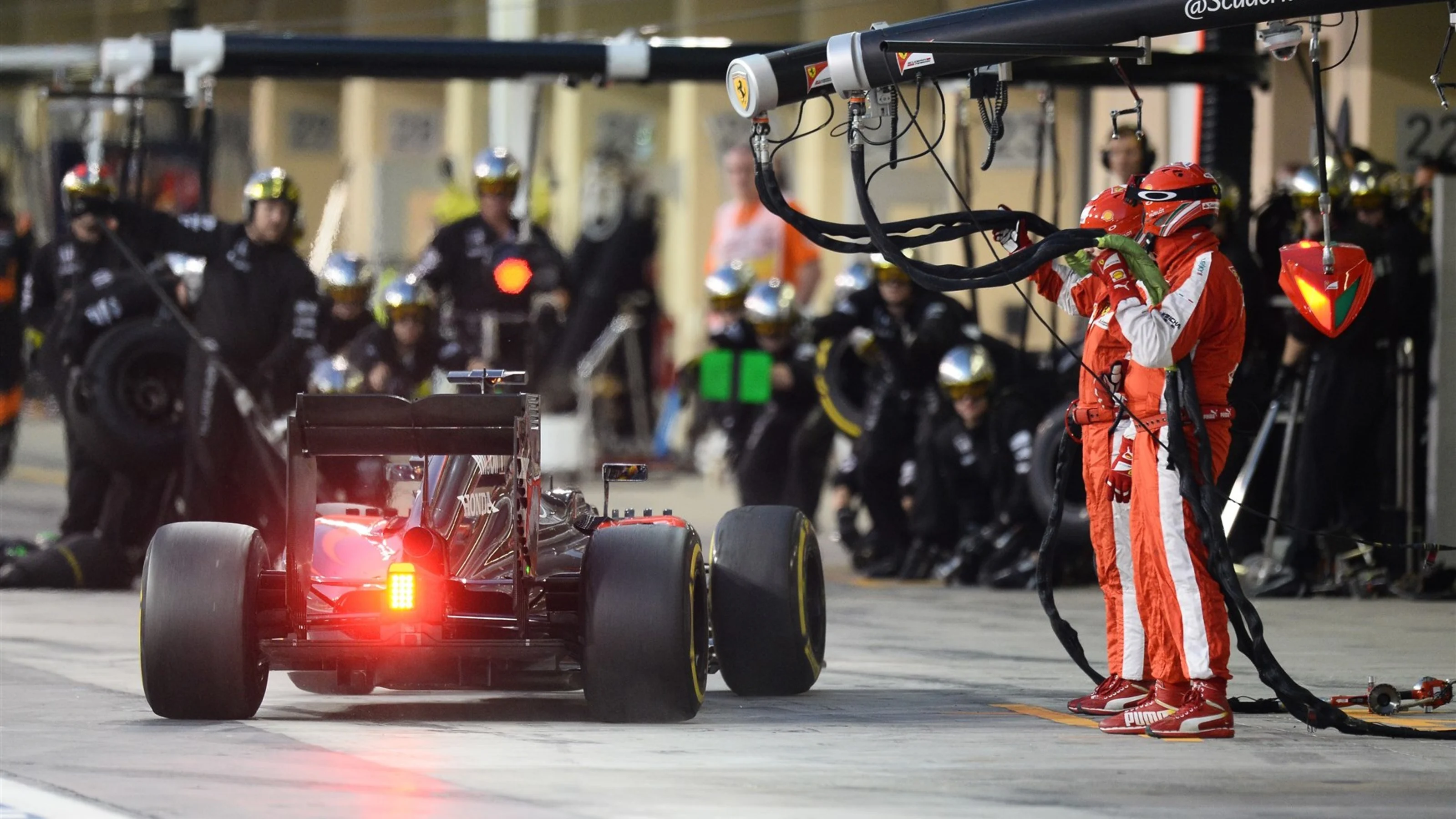 Fernando Alonso (ESP) McLaren MP4-30 pit stop at Formula One World Championship, Rd19, Abu Dhabi