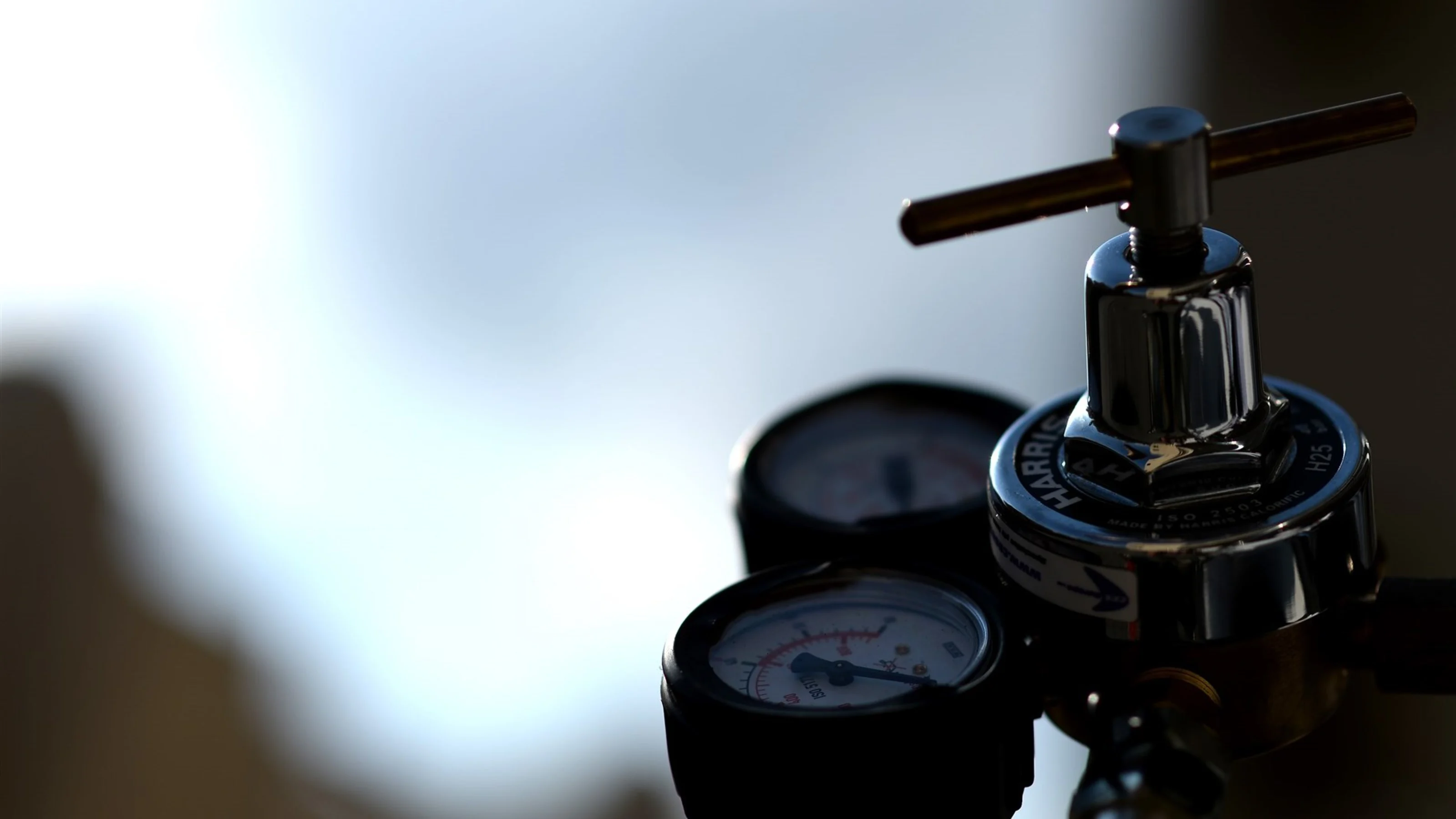 Pressure gauge at Formula One World Championship, Rd19, Abu Dhabi Grand Prix, Race, Yas Marina