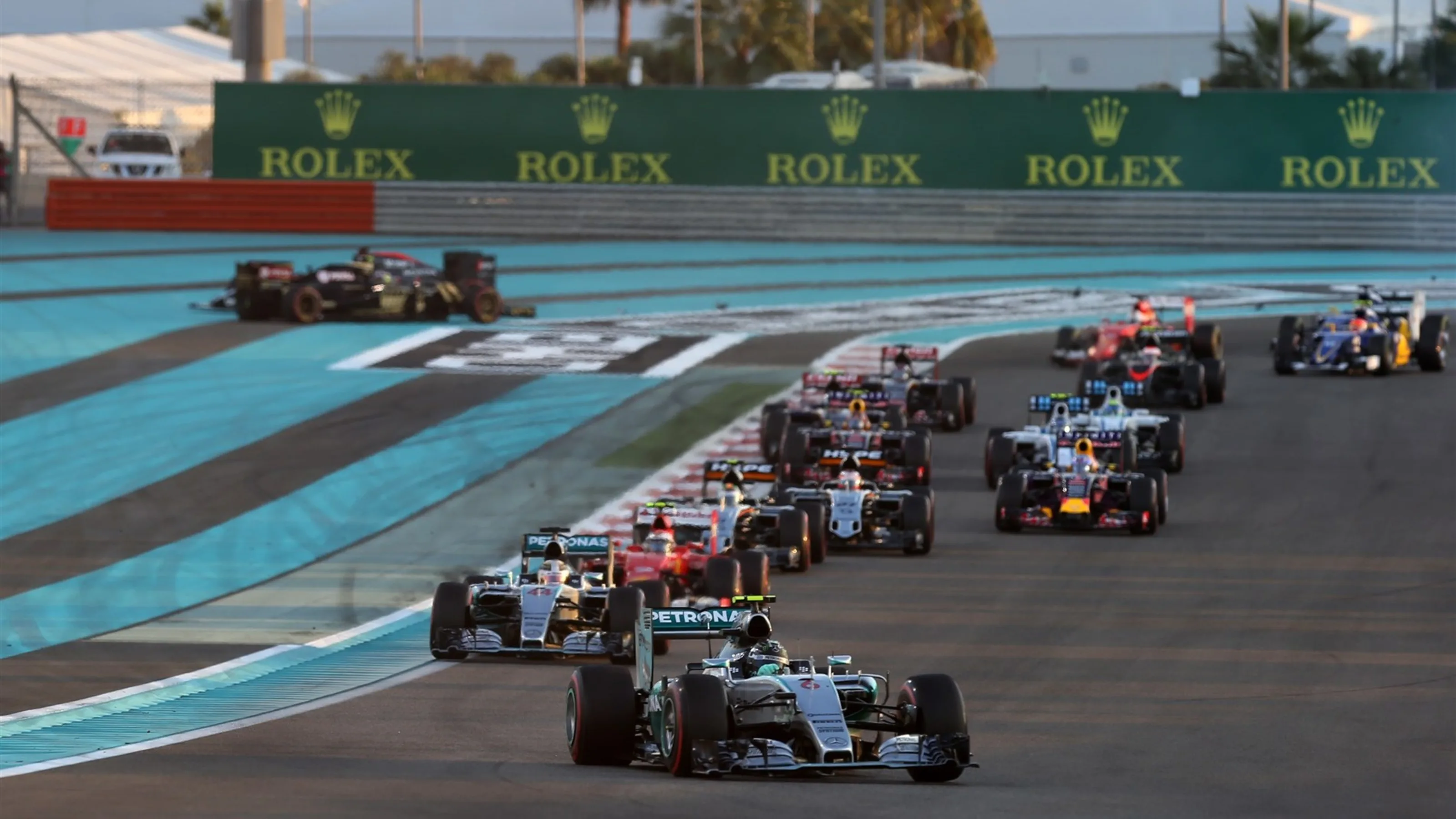 Nico Rosberg (GER) Mercedes AMG F1 W06 leads at the start of the race at Formula One World