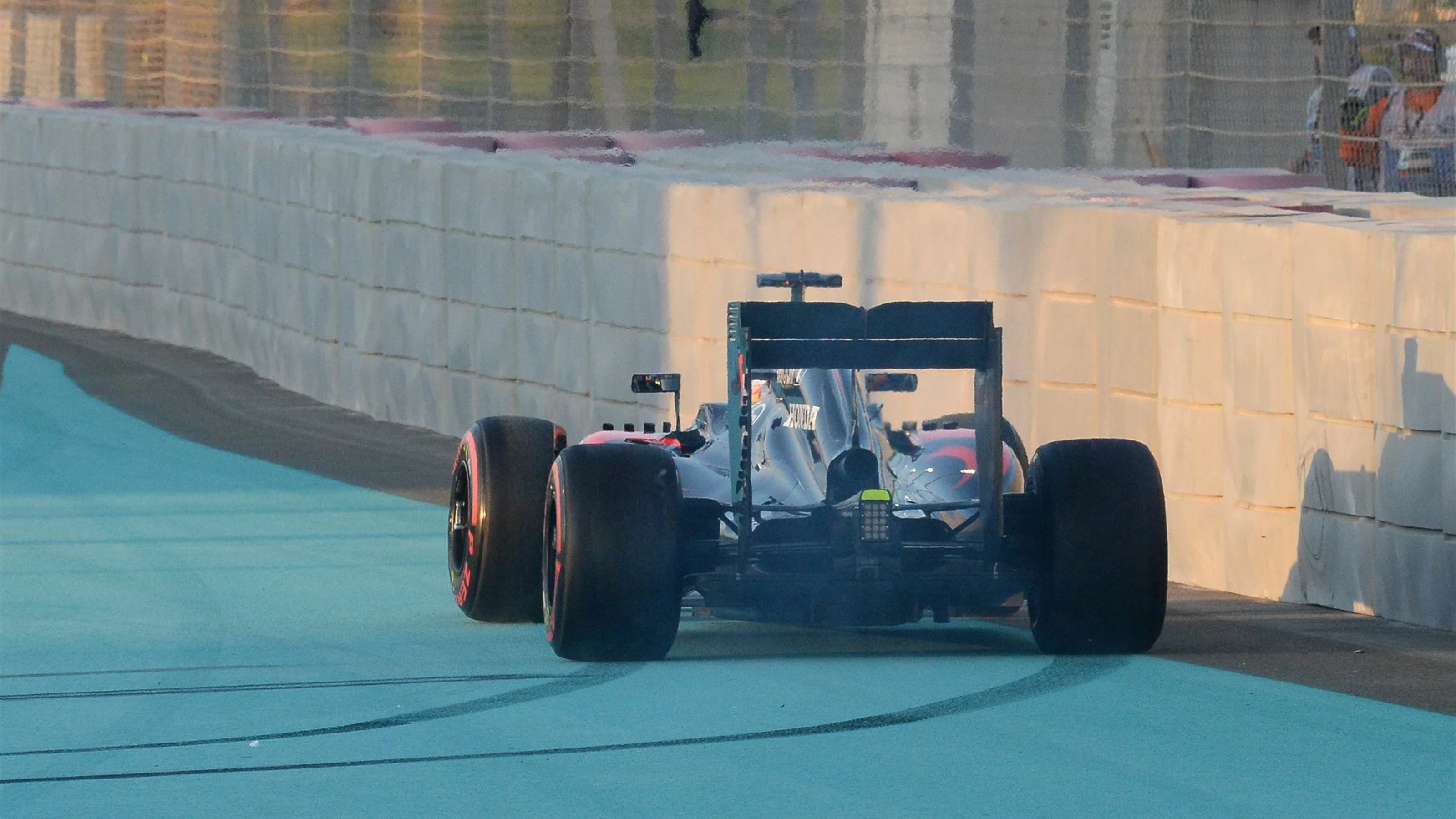 Fernando Alonso (ESP) McLaren MP4-30 runs wide at the start of the race at Formula One World