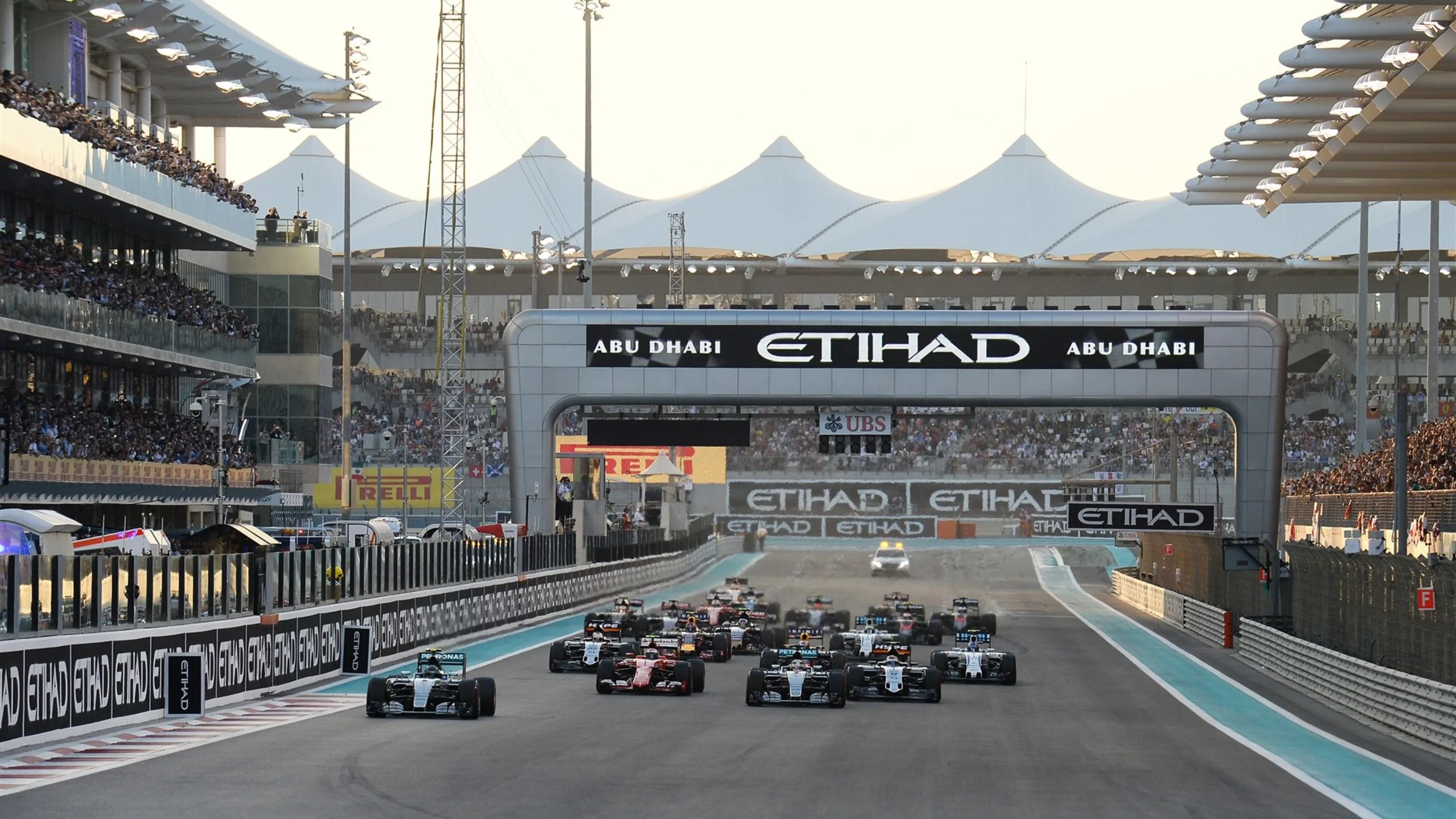 Nico Rosberg (GER) Mercedes AMG F1 W06 leads at the start of the race at Formula One World