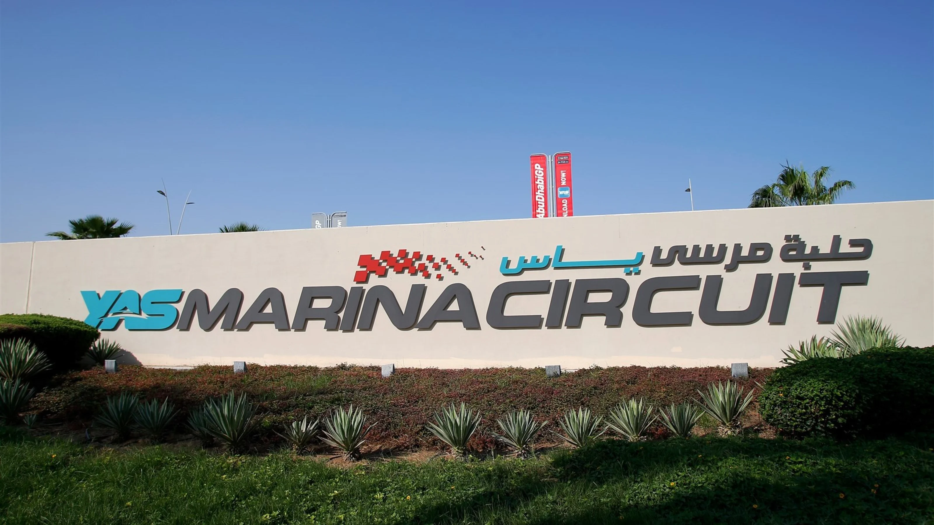 Circuit signage at Formula One World Championship, Rd19, Abu Dhabi Grand Prix, Preparations, Yas