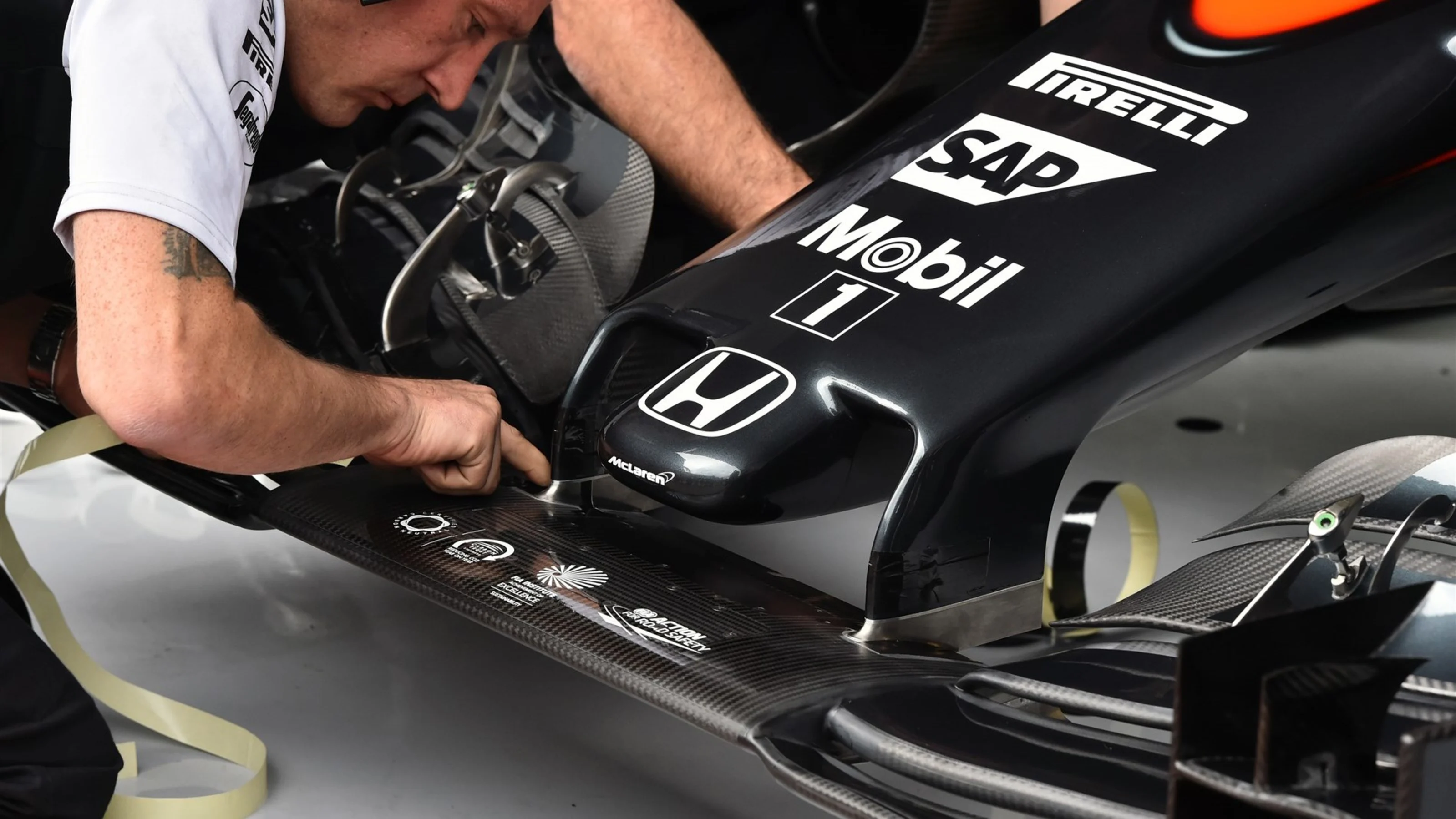 Mechanics with the McLaren MP4-30 nose and front wing at Formula One World Championship, Rd8,