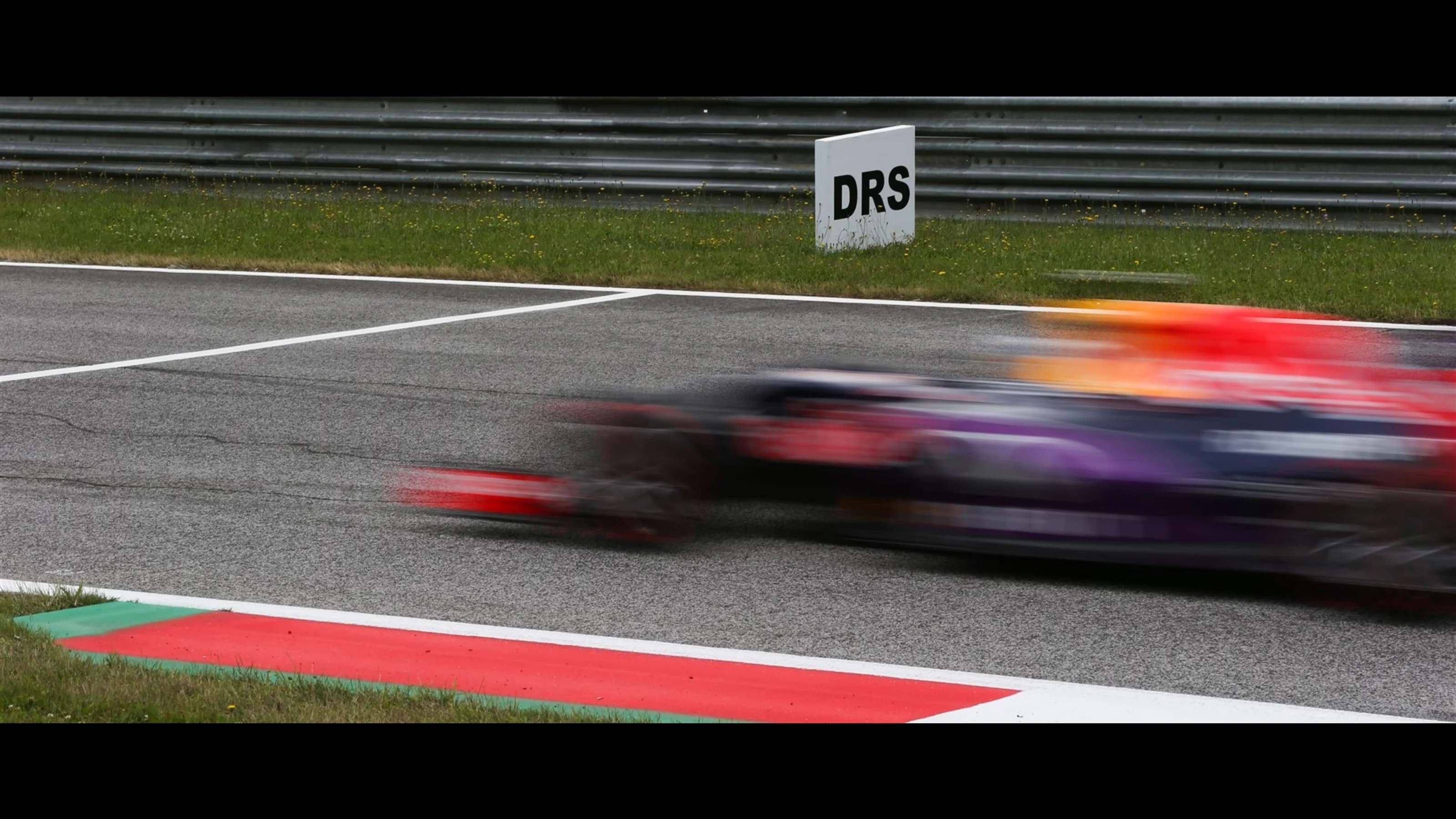 Daniel Ricciardo (AUS) Red Bull Racing RB11 runs over the DRS line at Formula One World
