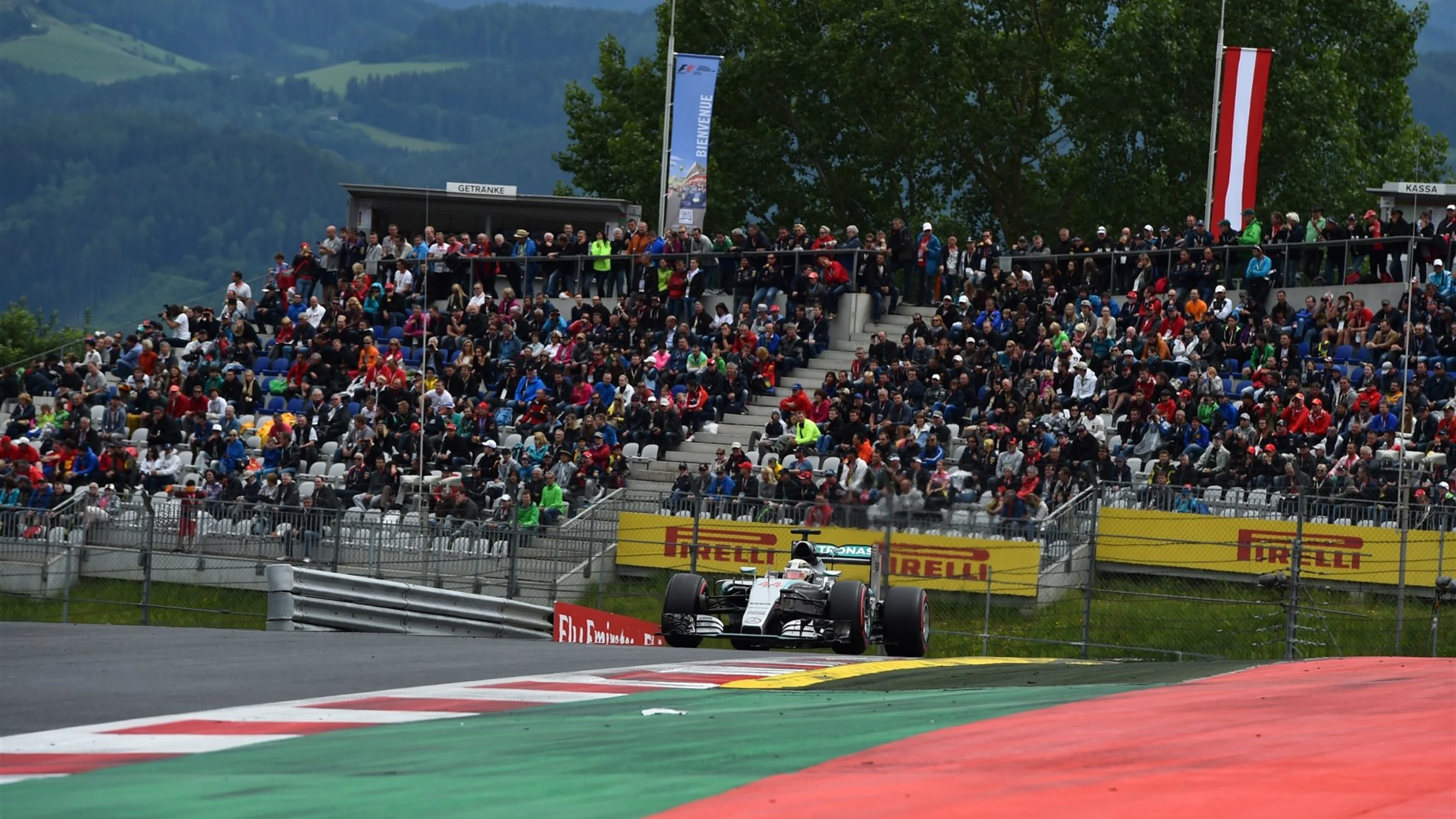Lewis Hamilton (GBR) Mercedes AMG F1 W06 at Formula One World Championship, Rd8, Austrian Grand