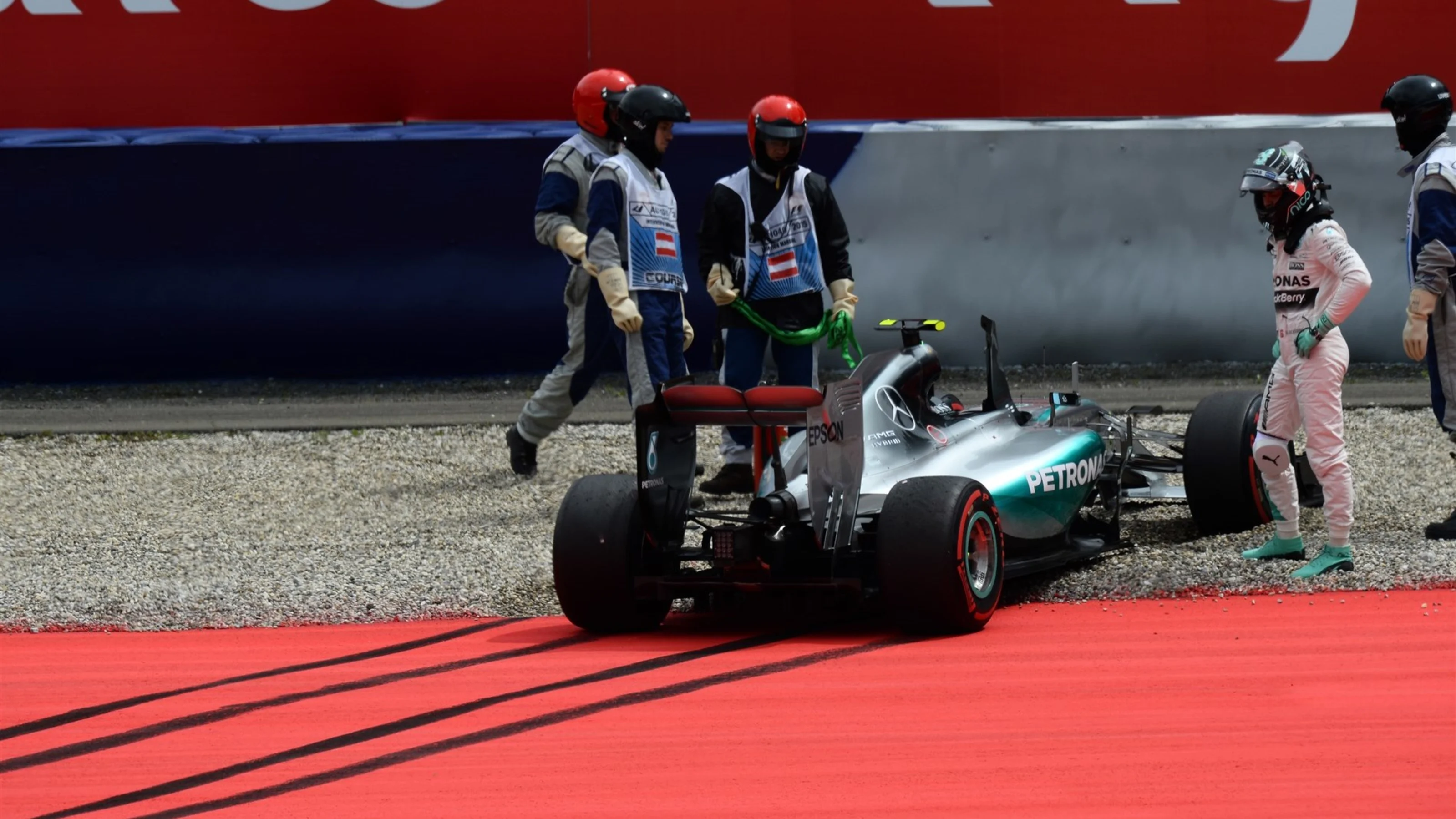 Nico Rosberg (GER) Mercedes AMG F1 W06 span off in Q3 at Formula One World Championship, Rd8,