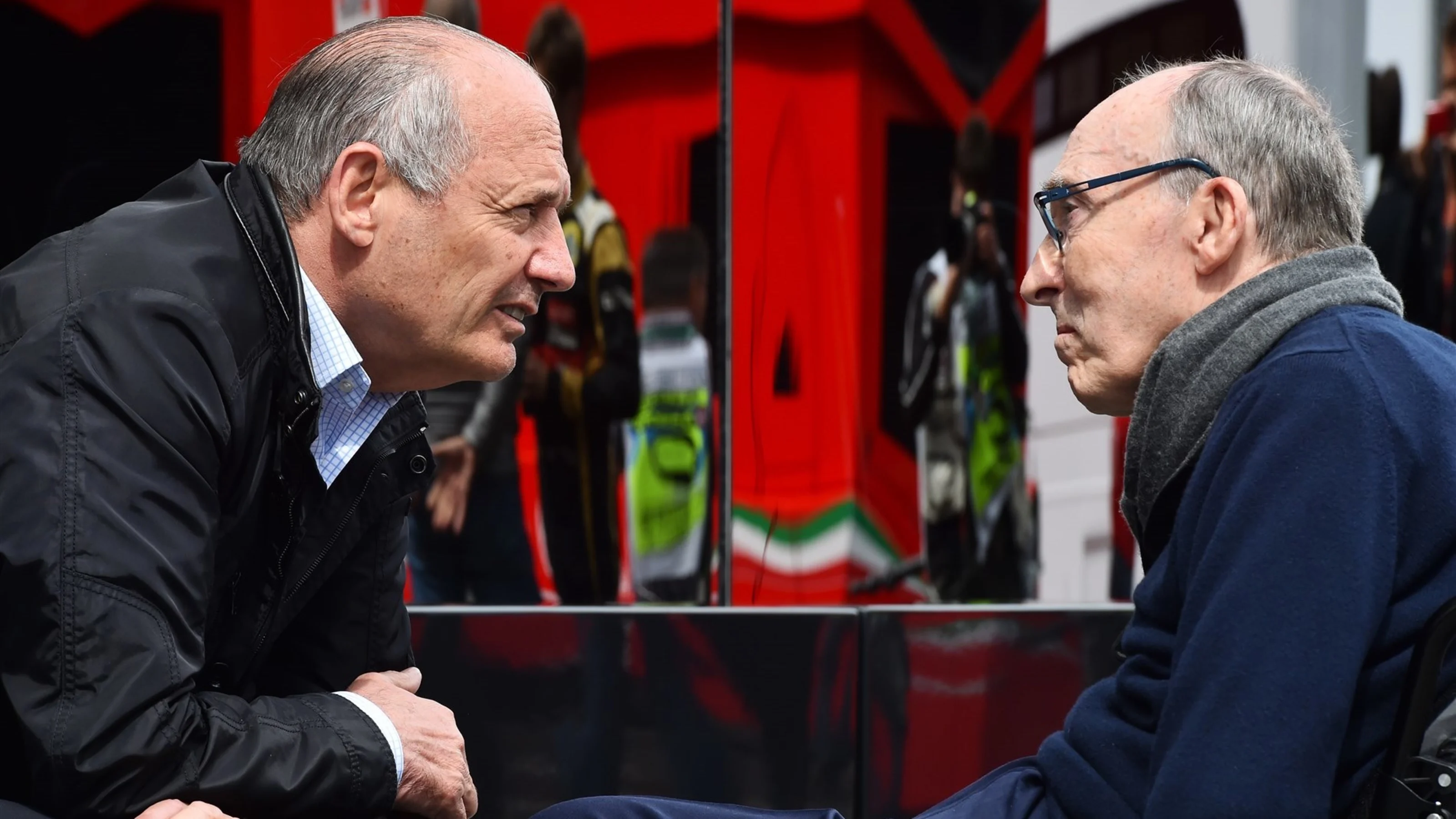 Ron Dennis (GBR) McLaren Executive Chairman talks with Sir Frank Williams (GBR) Team Owner Williams