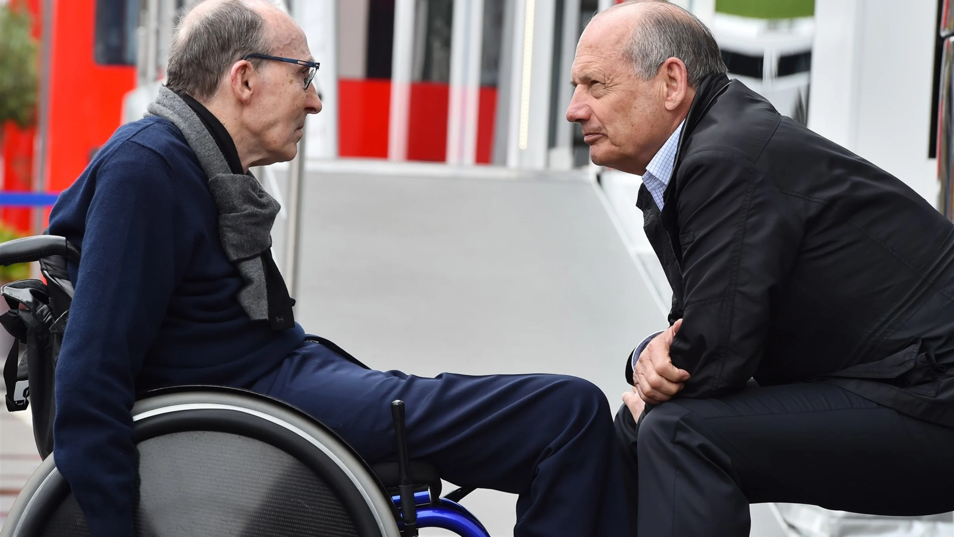 Ron Dennis (GBR) McLaren Executive Chairman talks with Sir Frank Williams (GBR) Team Owner Williams