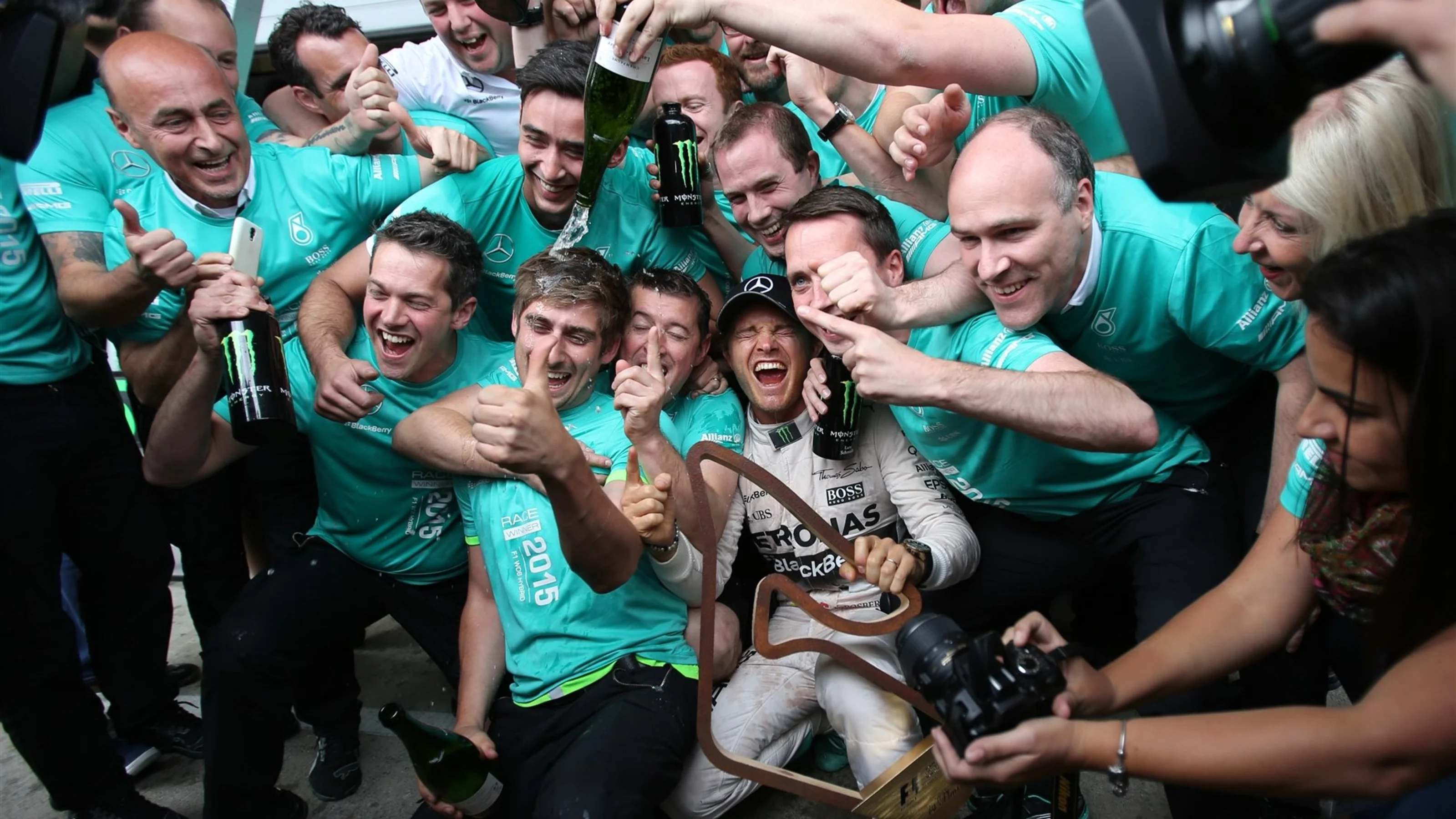Race winner Nico Rosberg (GER) Mercedes AMG F1 celebrates with his team at Formula One World