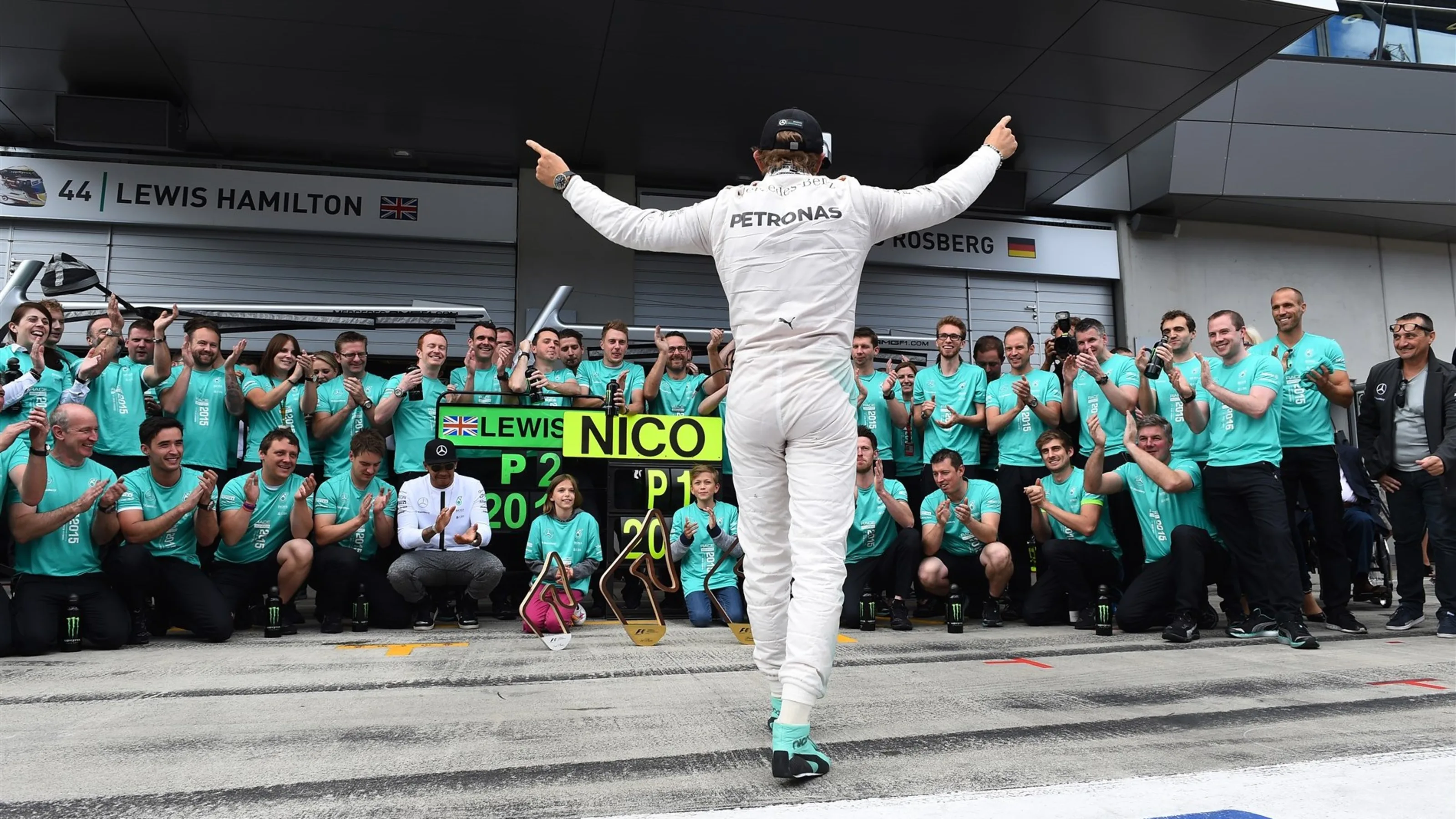 Race winner Nico Rosberg (GER) Mercedes AMG celebrates with the team at Formula One World