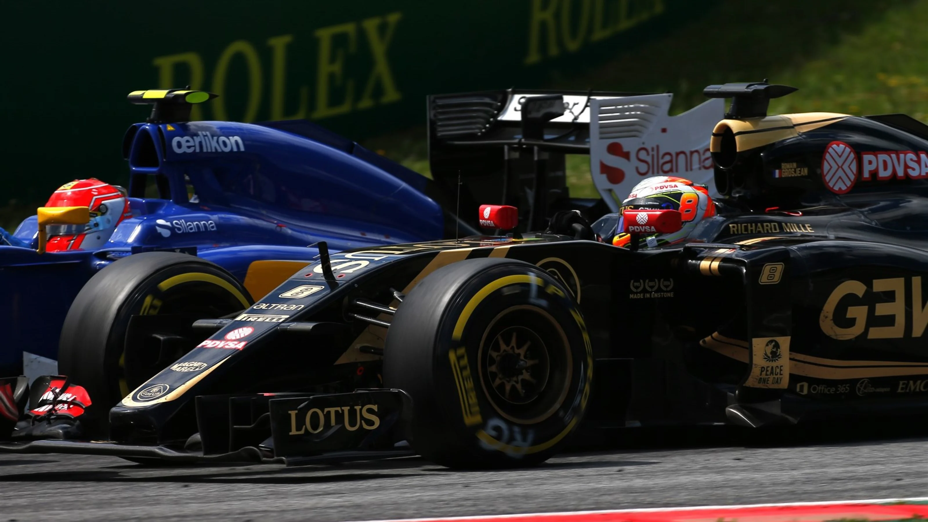 Romain Grosjean (FRA) Lotus E23 Hybrid and Felipe Nasr (BRA) Sauber C34 battle at Formula One World