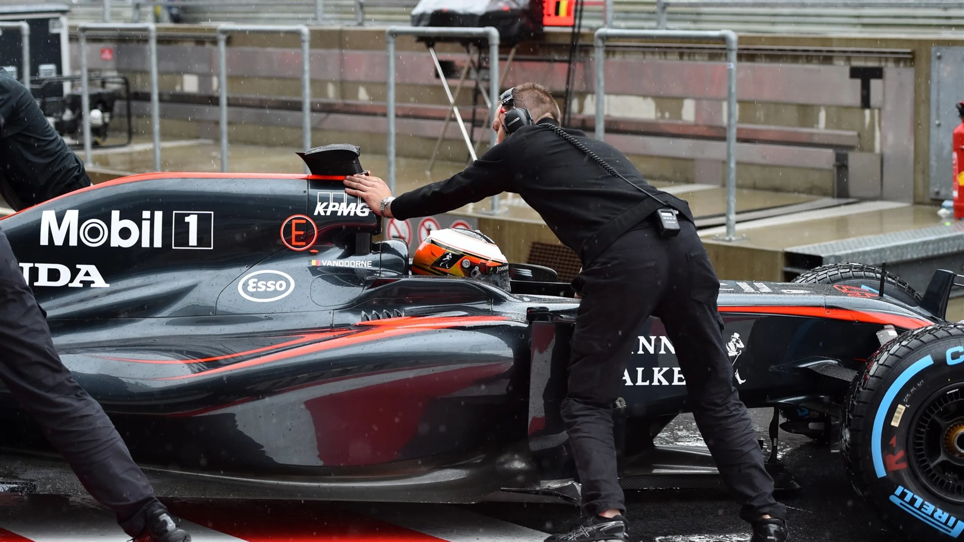 Stoffel Vandoorne (BEL) McLaren MP4-30 at Formula One Testing, Day One, Spielberg, Austria, Tuesday