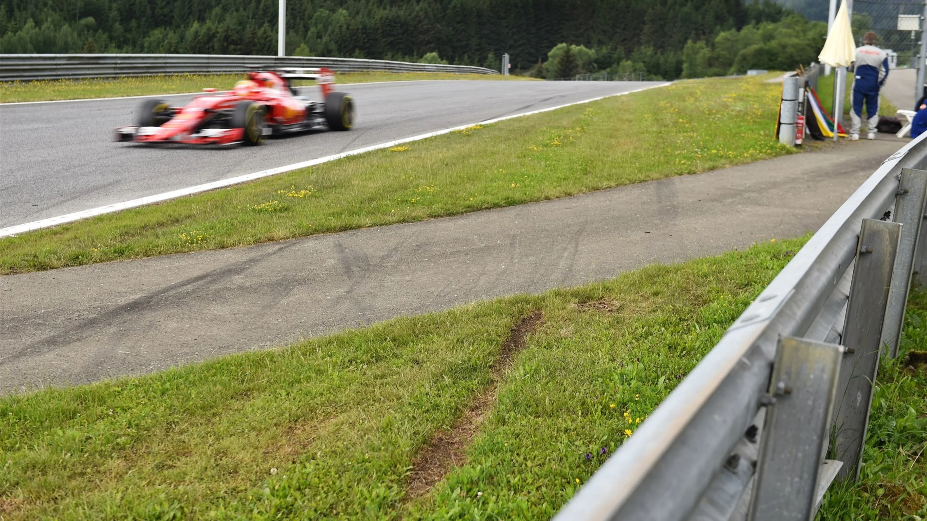 Esteban Gutierrez (MEX) Ferrari Test and Reserve Driver drives past the incident area with tyre