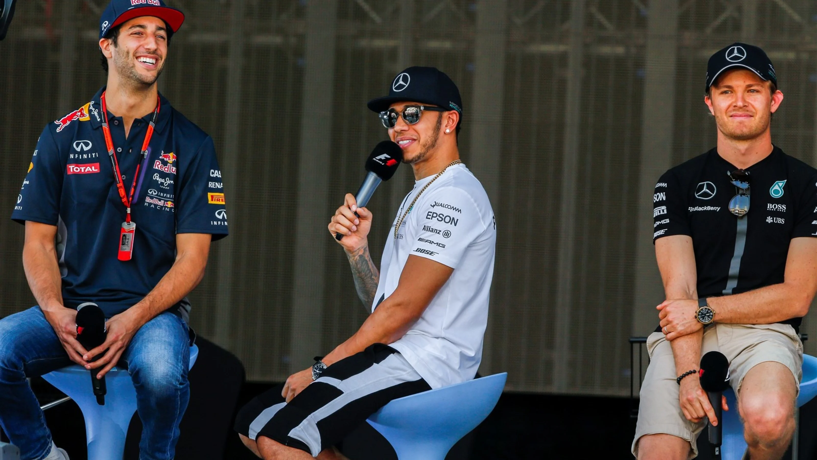(L to R): Daniel Ricciardo (AUS) Red Bull Racing, Lewis Hamilton (GBR) Mercedes AMG F1 and Nico