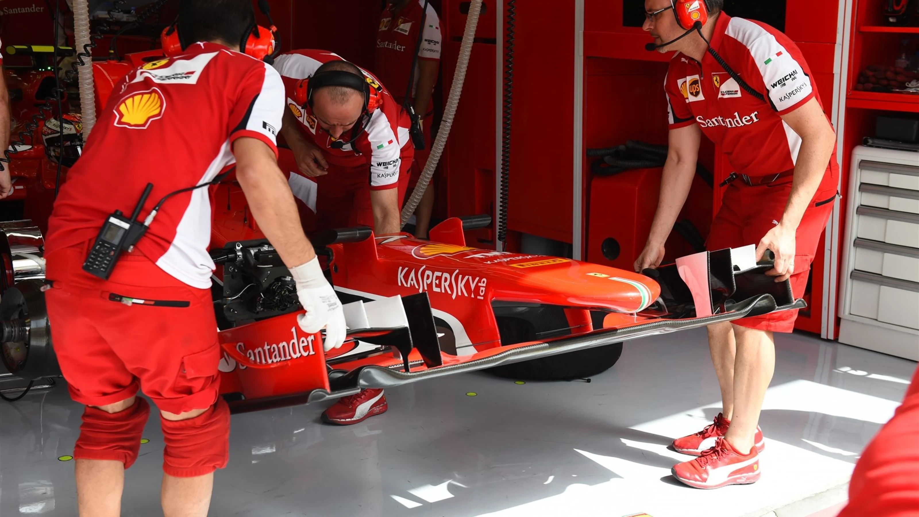 Ferrari mechanics with Ferrari SF15-T front wing at Formula One World Championship, Rd4, Bahrain