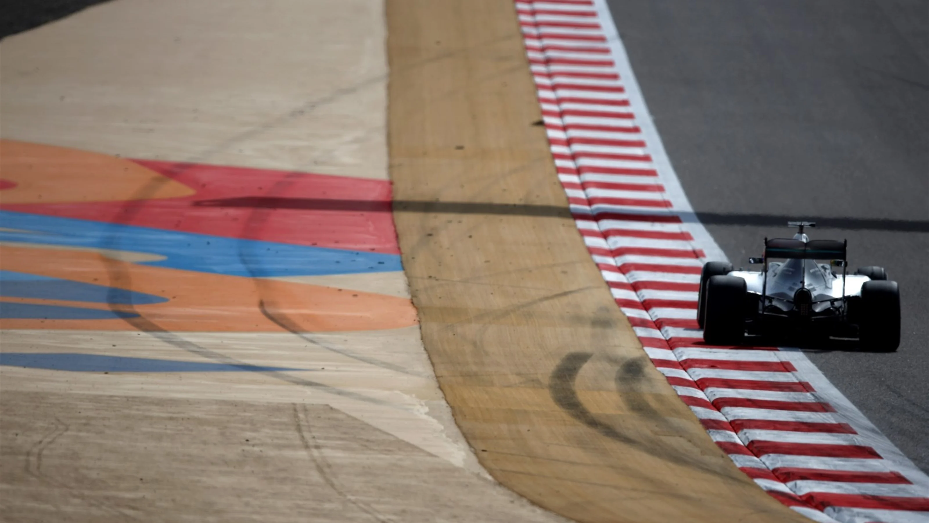 Lewis Hamilton (GBR) Mercedes AMG F1 W06 at Formula One World Championship, Rd4, Bahrain Grand Prix