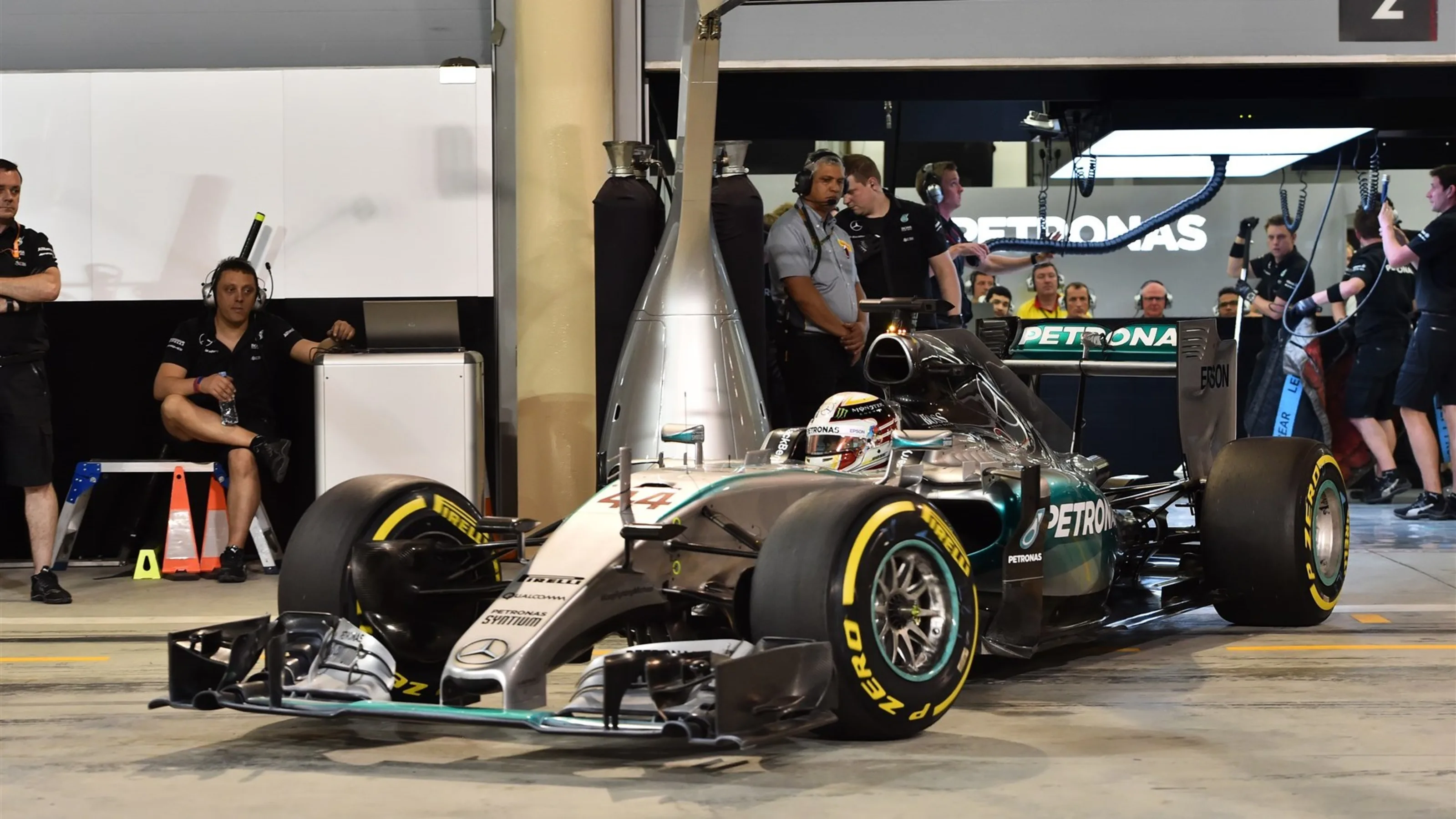 Lewis Hamilton (GBR) Mercedes AMG F1 W06 at Formula One World Championship, Rd4, Bahrain Grand Prix
