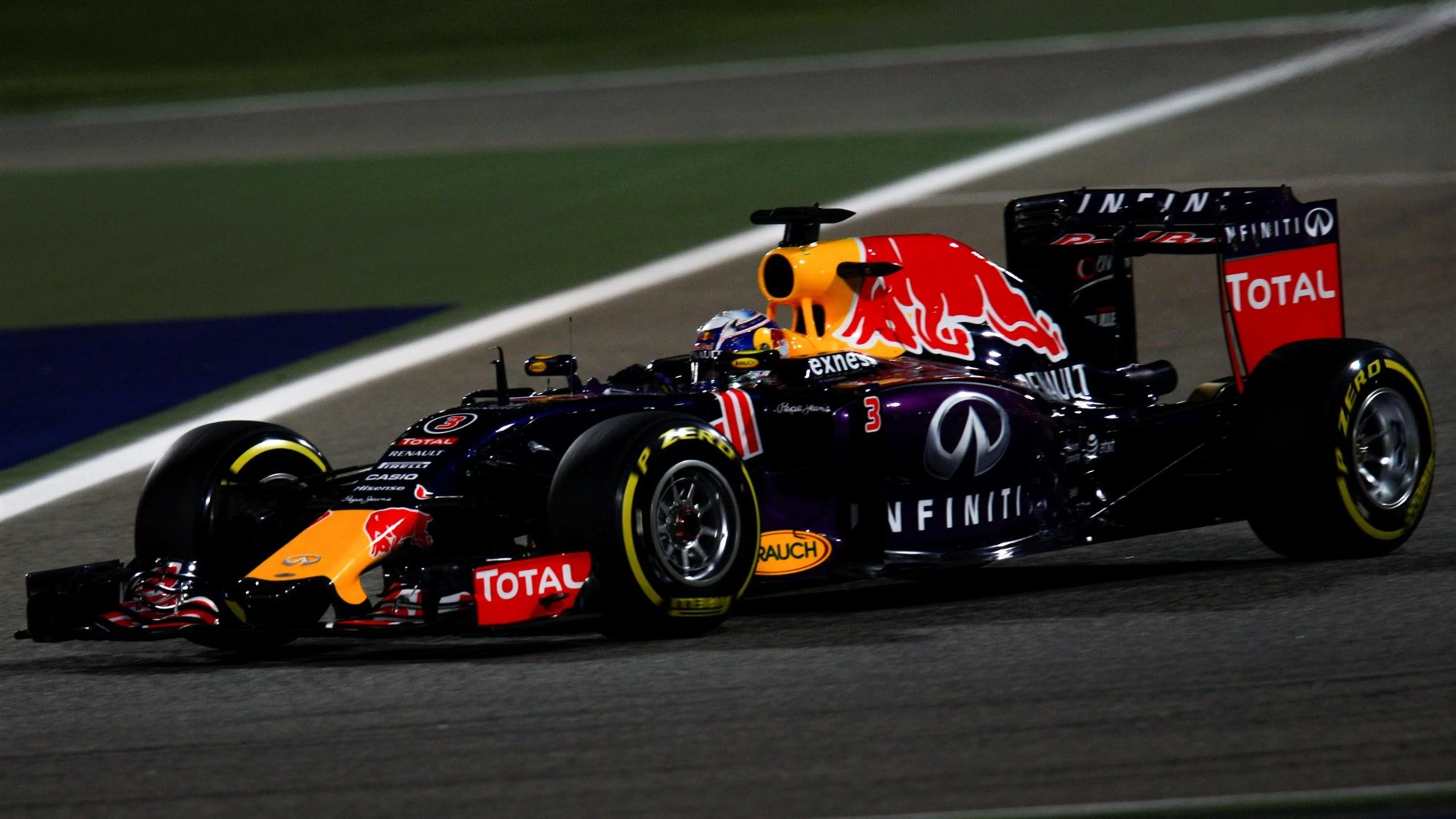Daniel Ricciardo (AUS) Red Bull Racing RB11 at Formula One World Championship, Rd4, Bahrain Grand