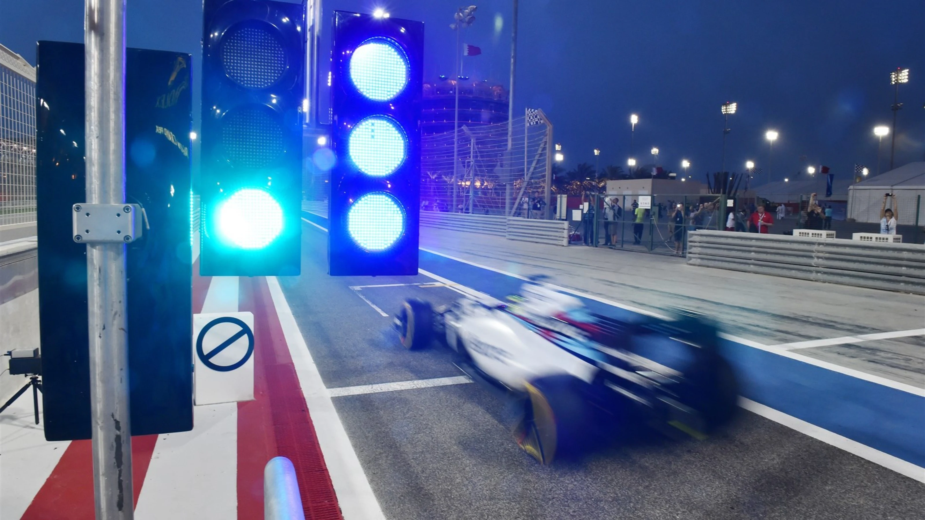 Felipe Massa (BRA) Williams FW37 passes the Pit exit lights at Formula One World Championship, Rd4,