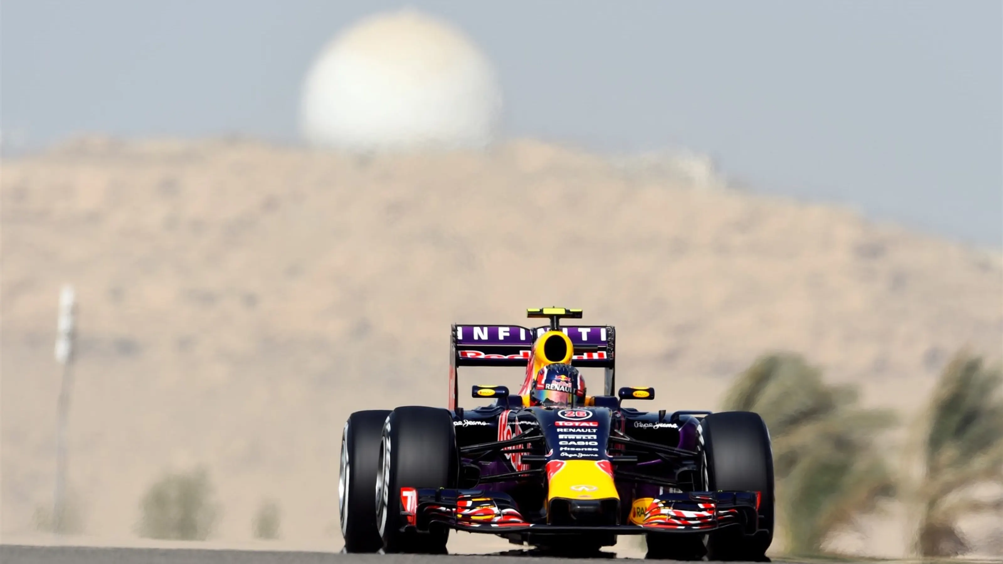Daniil Kvyat (RUS) Red Bull Racing RB11 at Formula One World Championship, Rd4, Bahrain Grand Prix