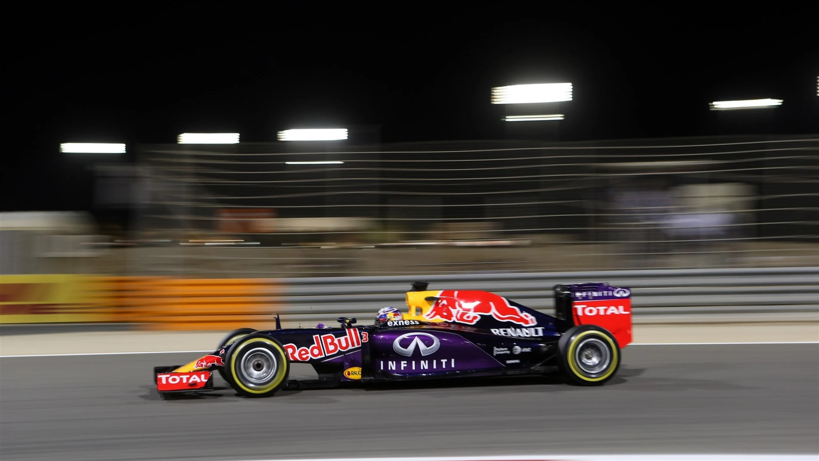 Daniel Ricciardo (AUS) Red Bull Racing RB11 at Formula One World Championship, Rd4, Bahrain Grand