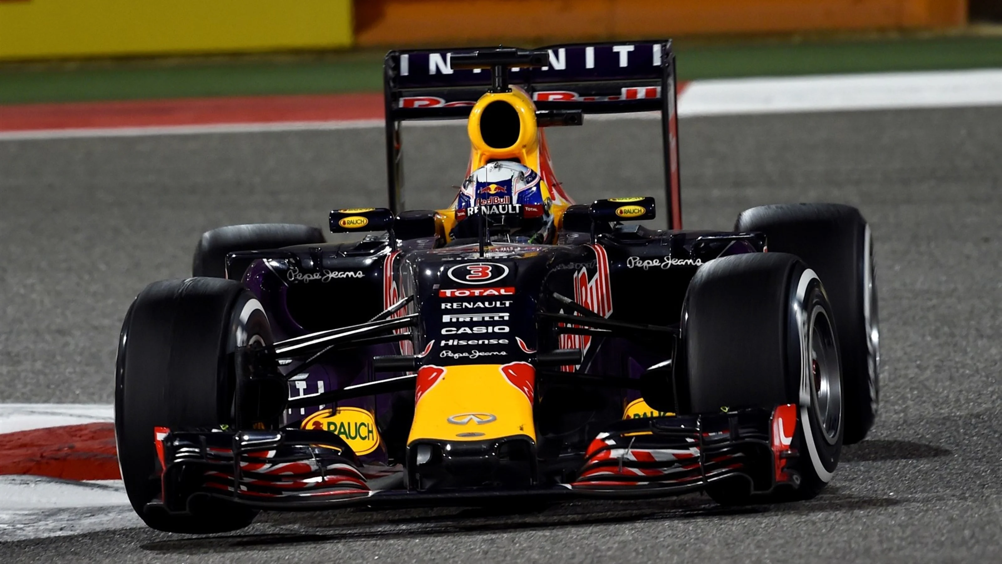 Daniel Ricciardo (AUS) Red Bull Racing RB11 at Formula One World Championship, Rd4, Bahrain Grand