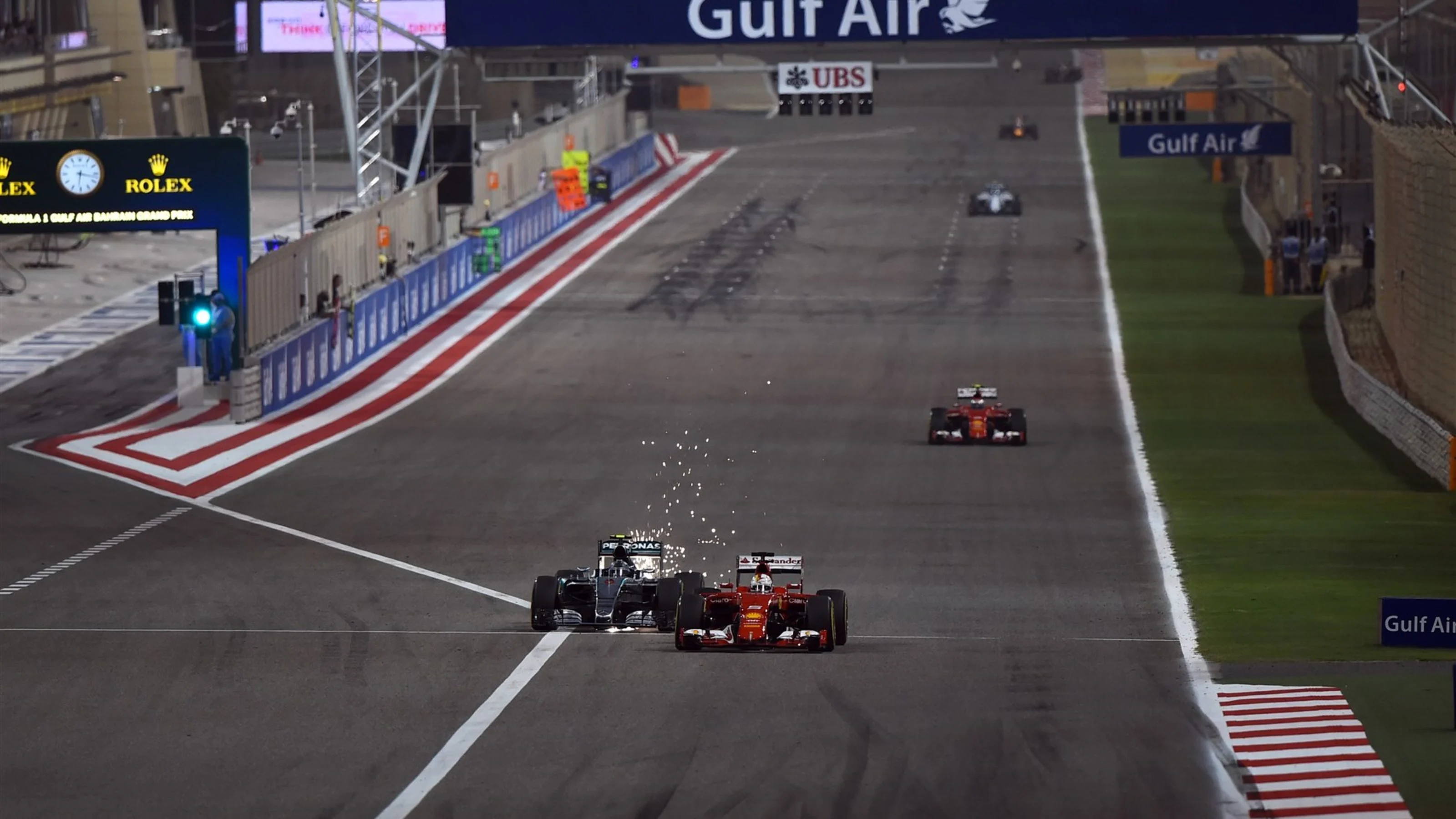 Nico Rosberg (GER) Mercedes AMG F1 W06 and Sebastian Vettel (GER) Ferrari SF15-T battle at Formula