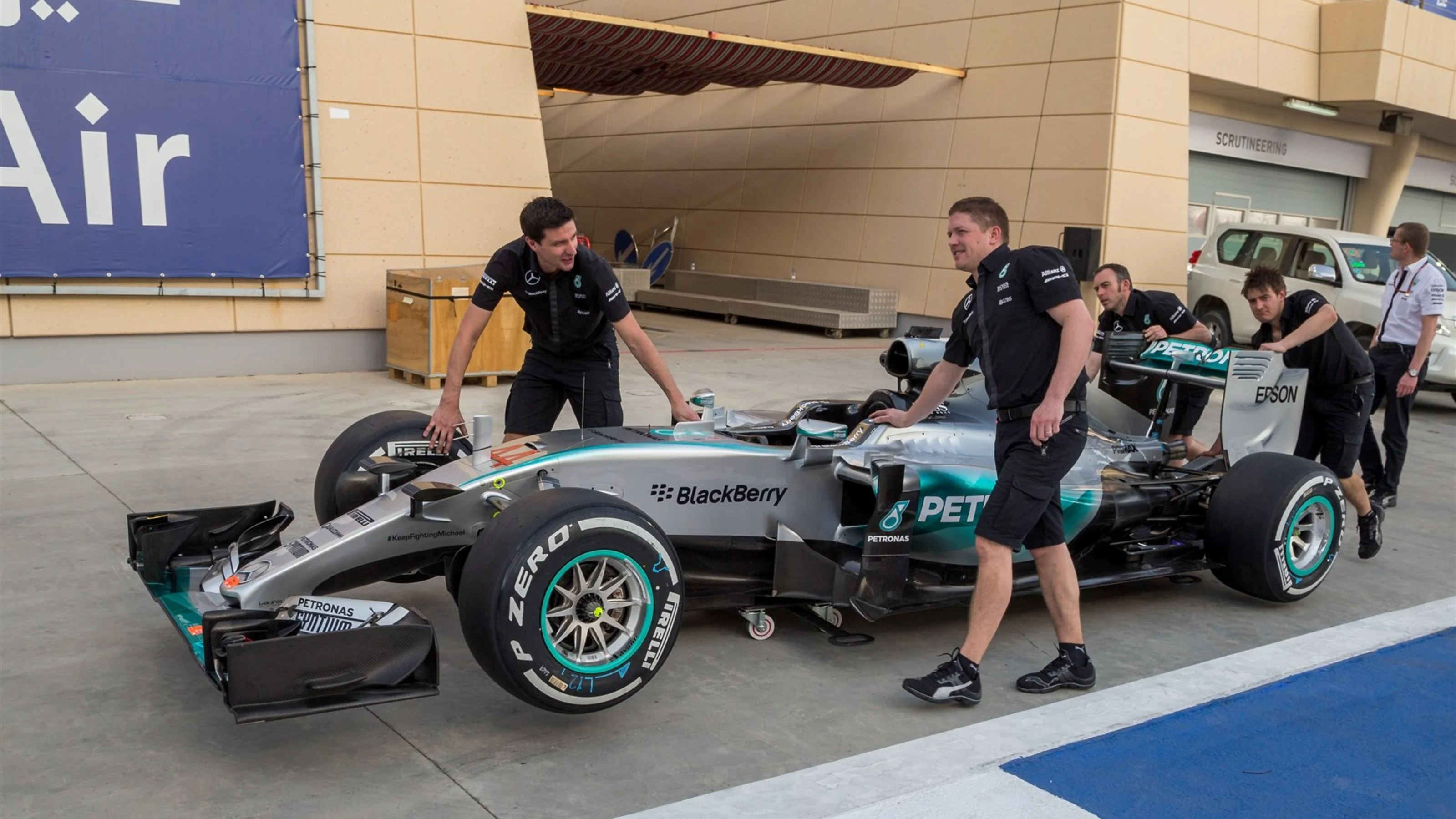 Mercedes AMG F1 mechanics with Mercedes AMG F1 W06 at Formula One World Championship, Rd4, Bahrain