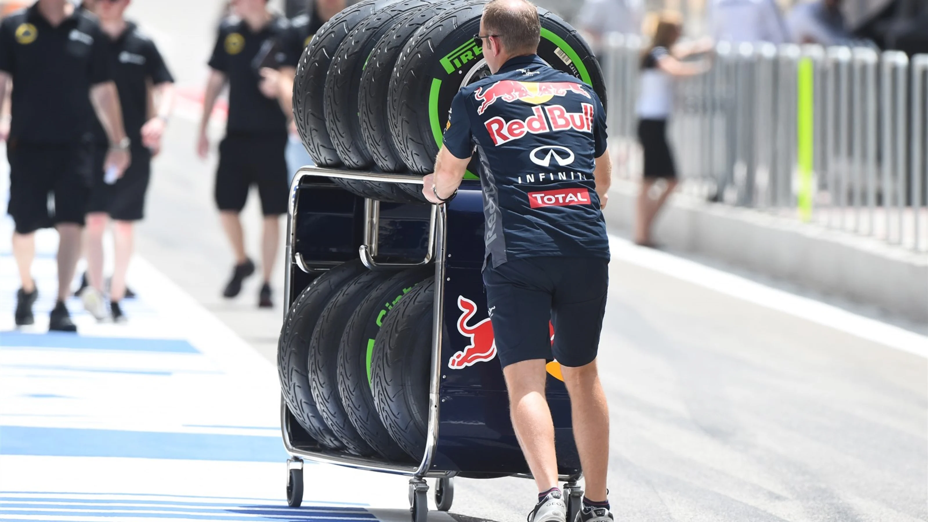 Red Bull Racing mechanic with Pirelli tyres at Formula One World Championship, Rd4, Bahrain Grand