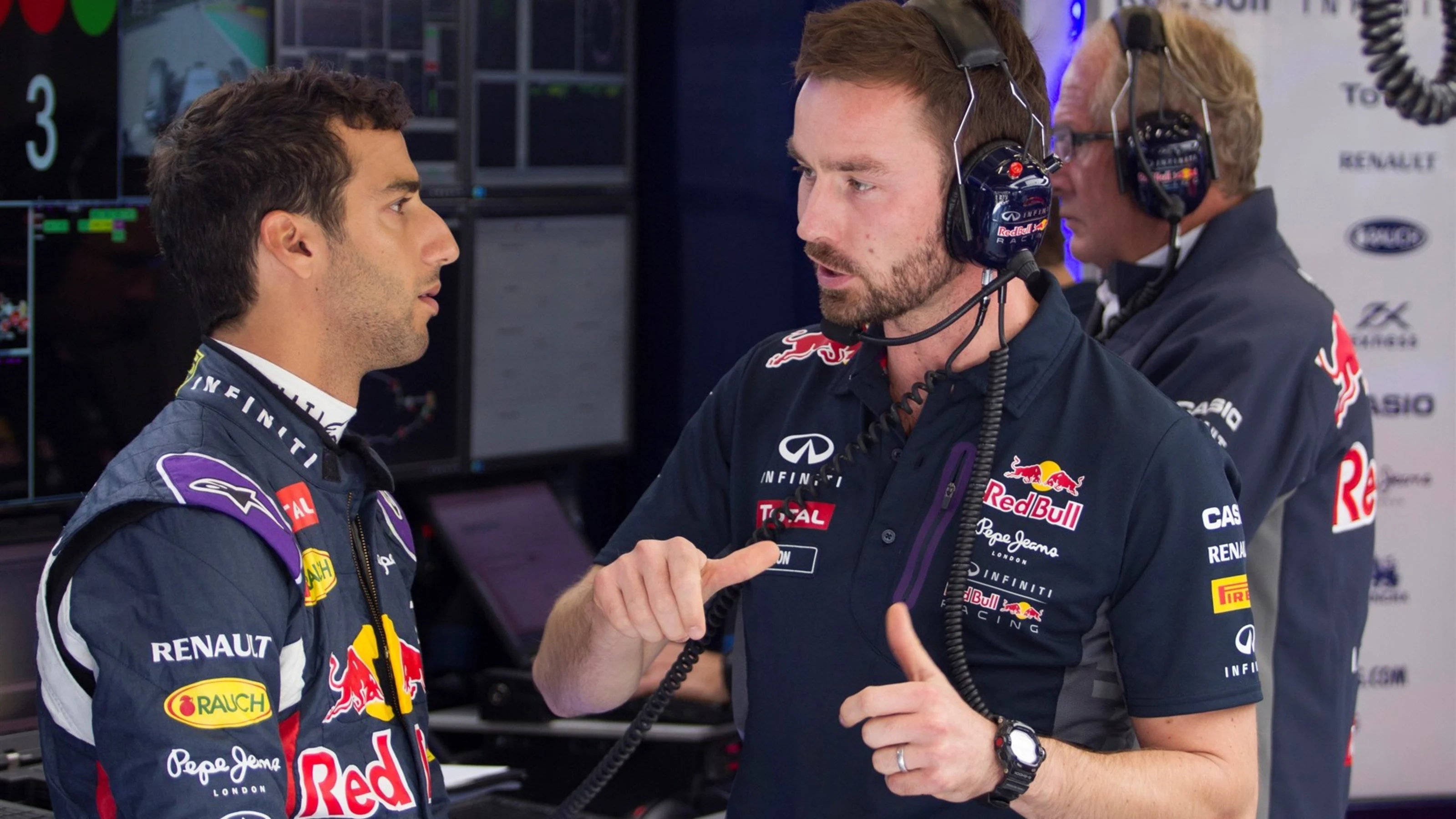 Daniel Ricciardo (AUS) Red Bull Racing and Simon Rennie (GBR) Red Bull Racing Race Engineer at