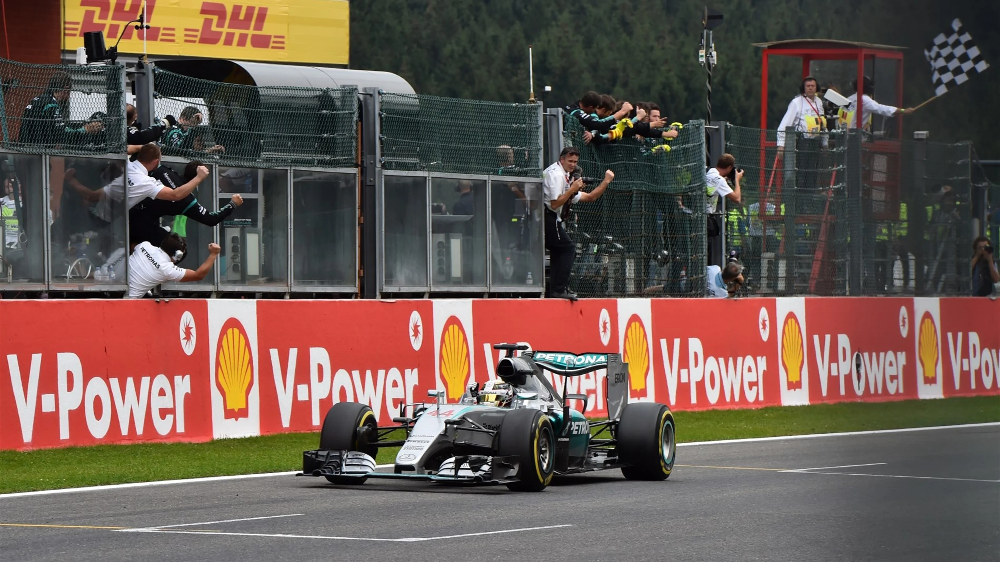 Race winner Lewis Hamilton (GBR) Mercedes AMG F1 W06 crosses the line and takes the chequered flag