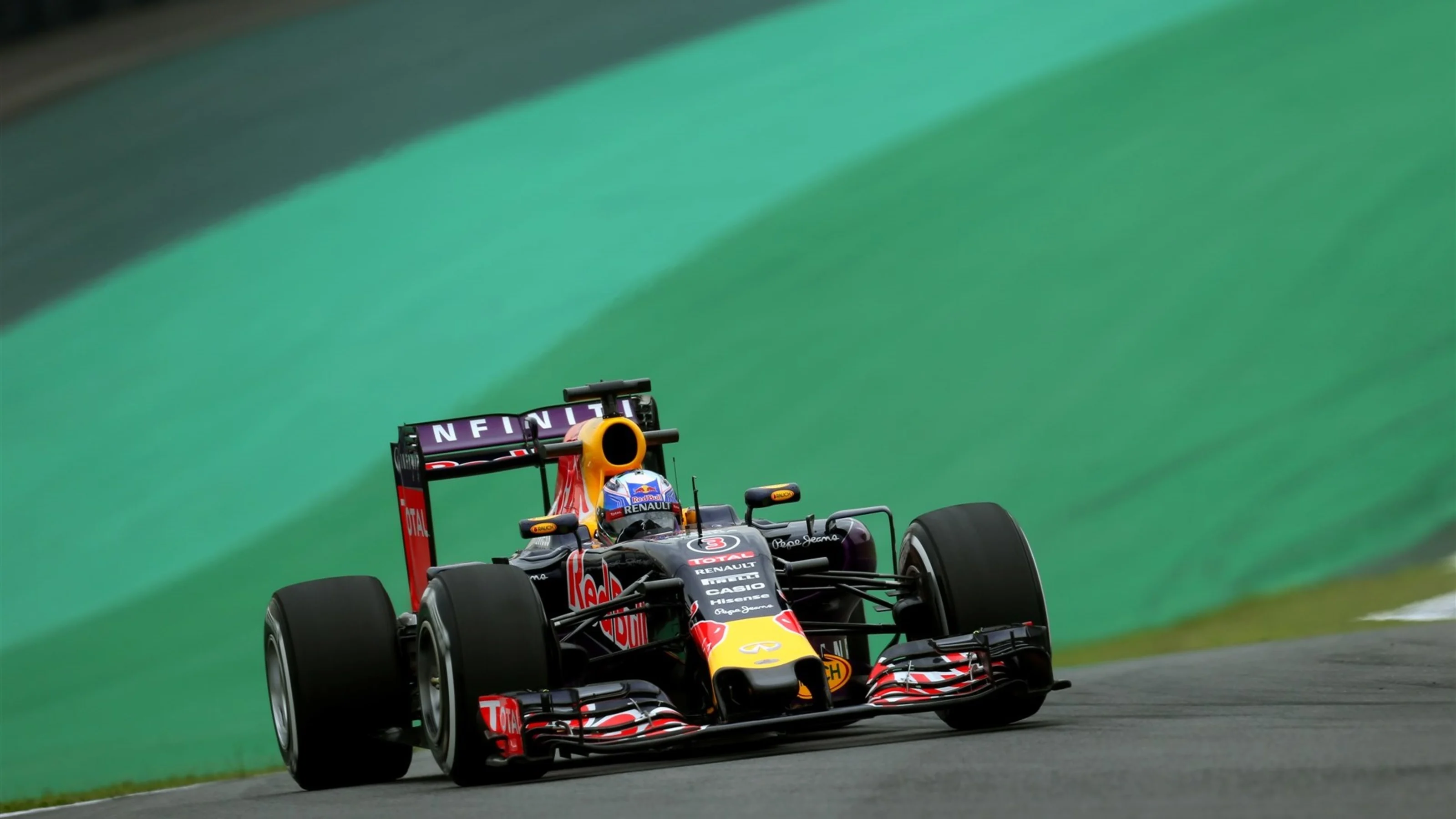 Daniel Ricciardo (AUS) Red Bull Racing RB11 at Formula One World Championship, Rd18, Brazilian