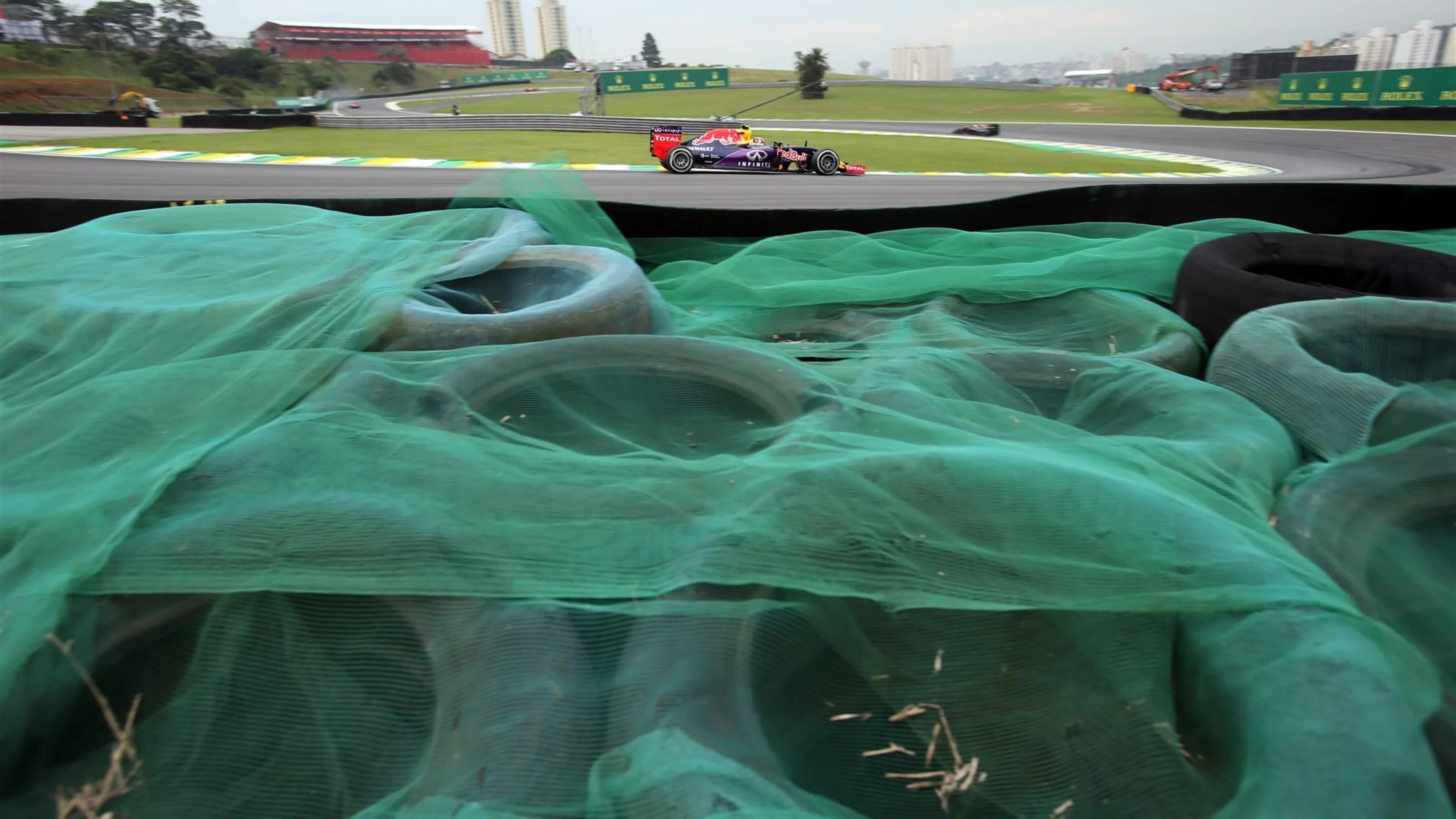 Daniil Kvyat (RUS) Red Bull Racing RB11 at Formula One World Championship, Rd18, Brazilian Grand