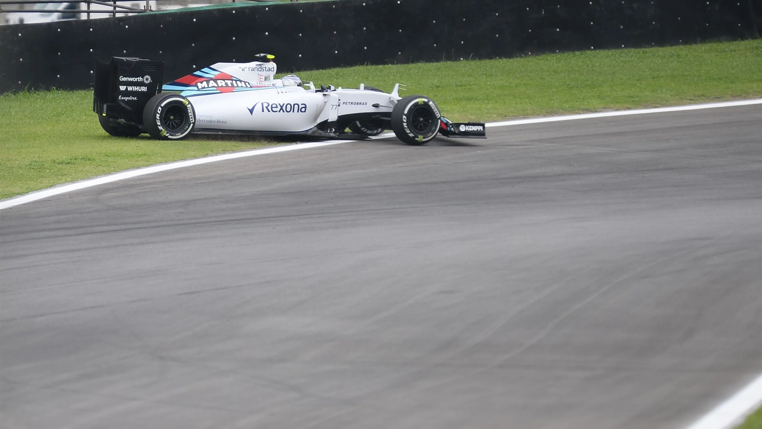 Valtteri Bottas (FIN) Williams FW37 runs wide at Formula One World Championship, Rd18, Brazilian